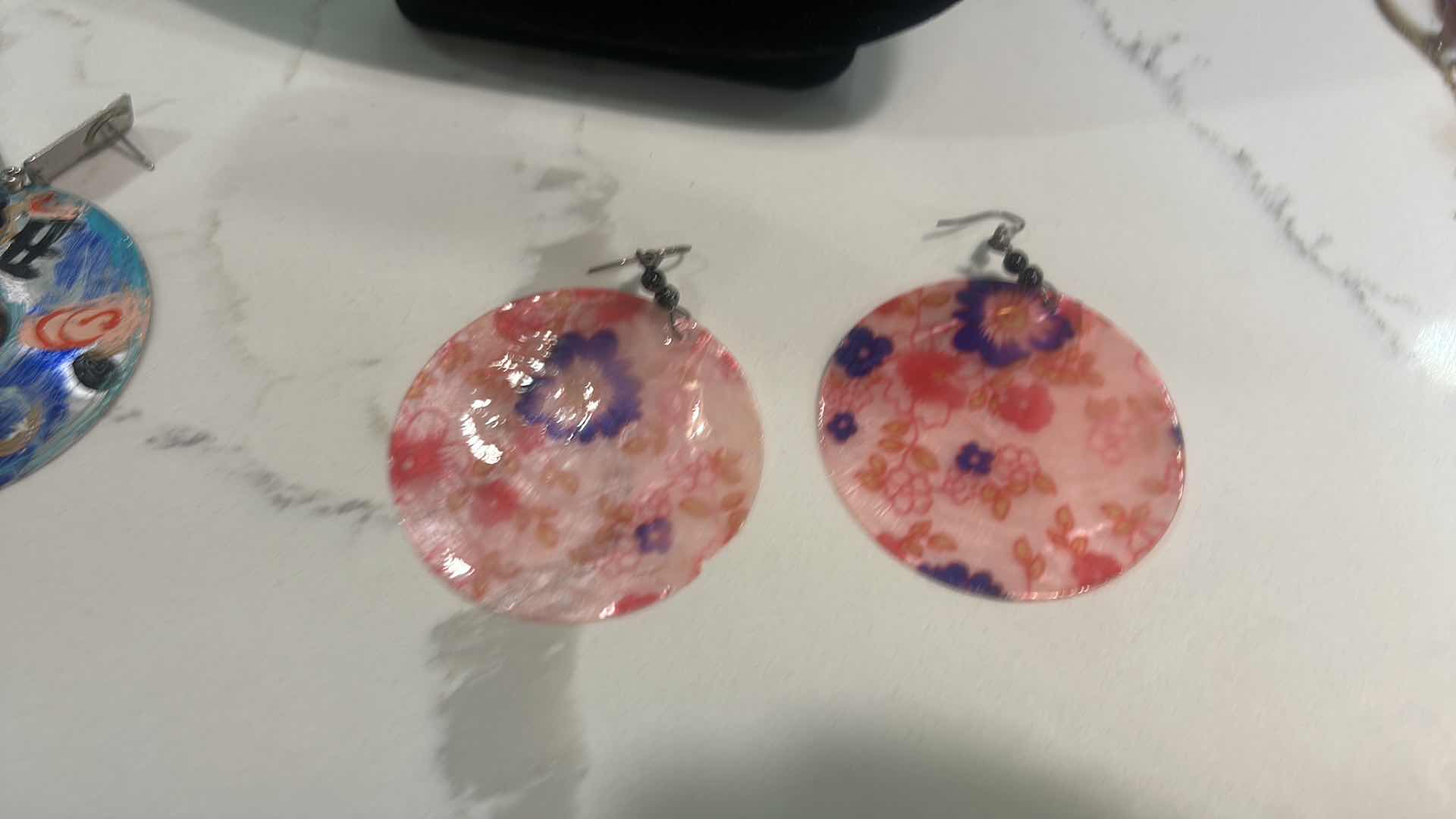 Photo 1 of 4 PIECES OF WOMENS JEWELRY - 2 BEADED LANYARD AND 3 PIERCED EARRINGS