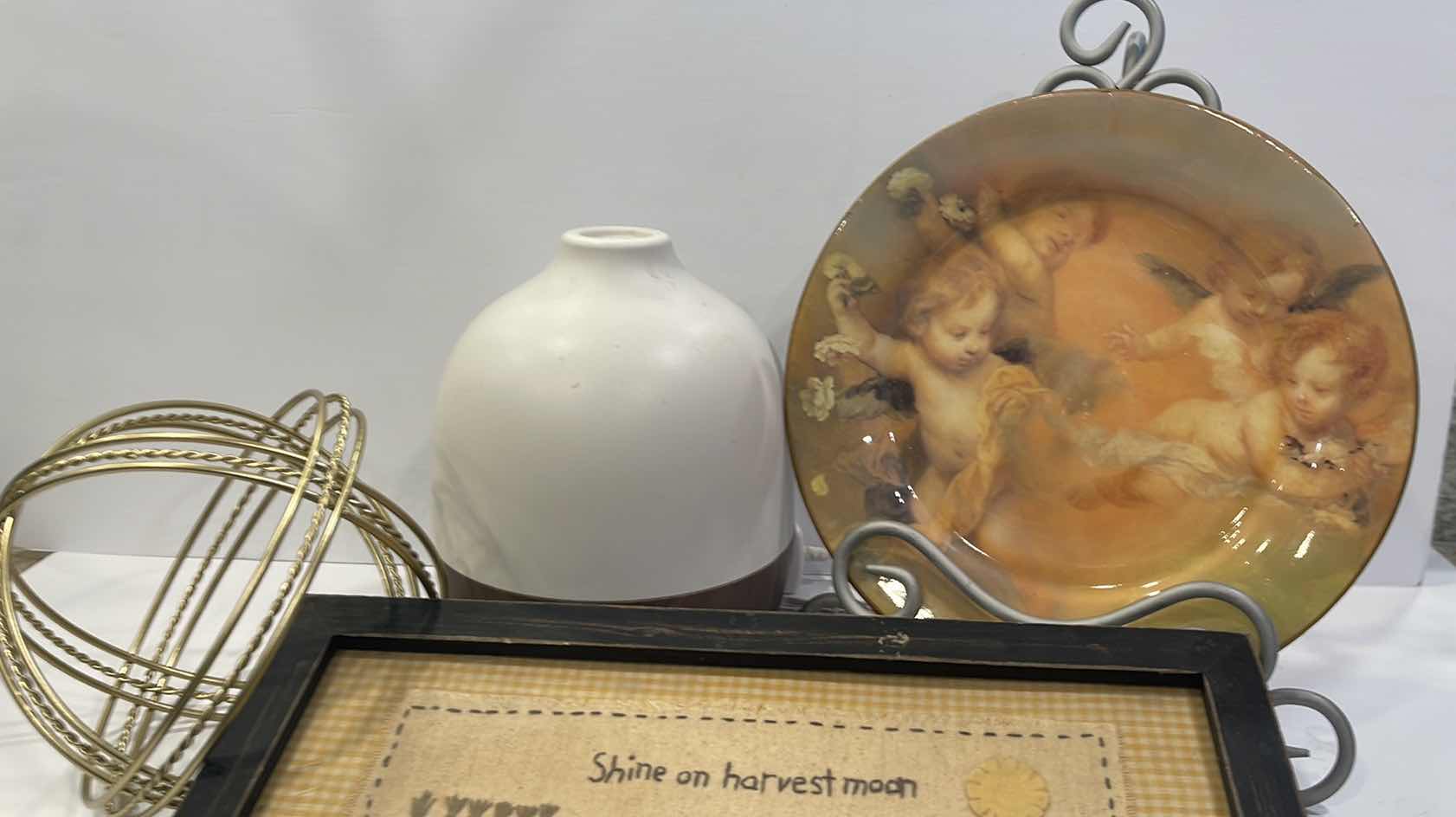 Photo 1 of HOME DÉCOR