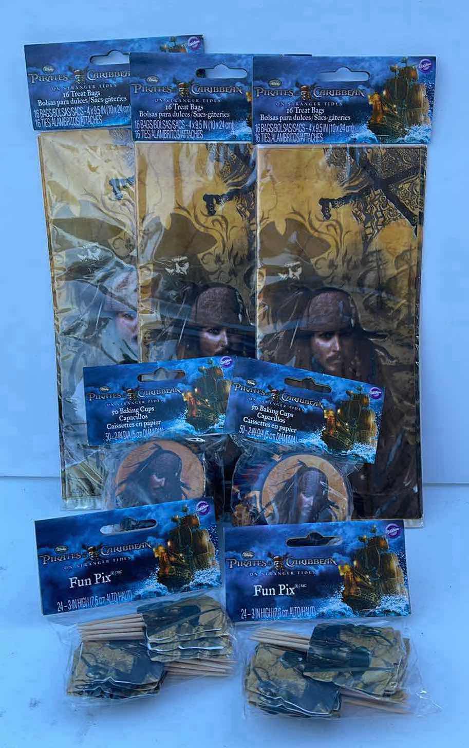 Photo 1 of NWT DISNEY PIRATES OF THE CARIBBEAN ON STRANGER TIDES PARTY COLLECTION - RETAIL PRICE $40.00
