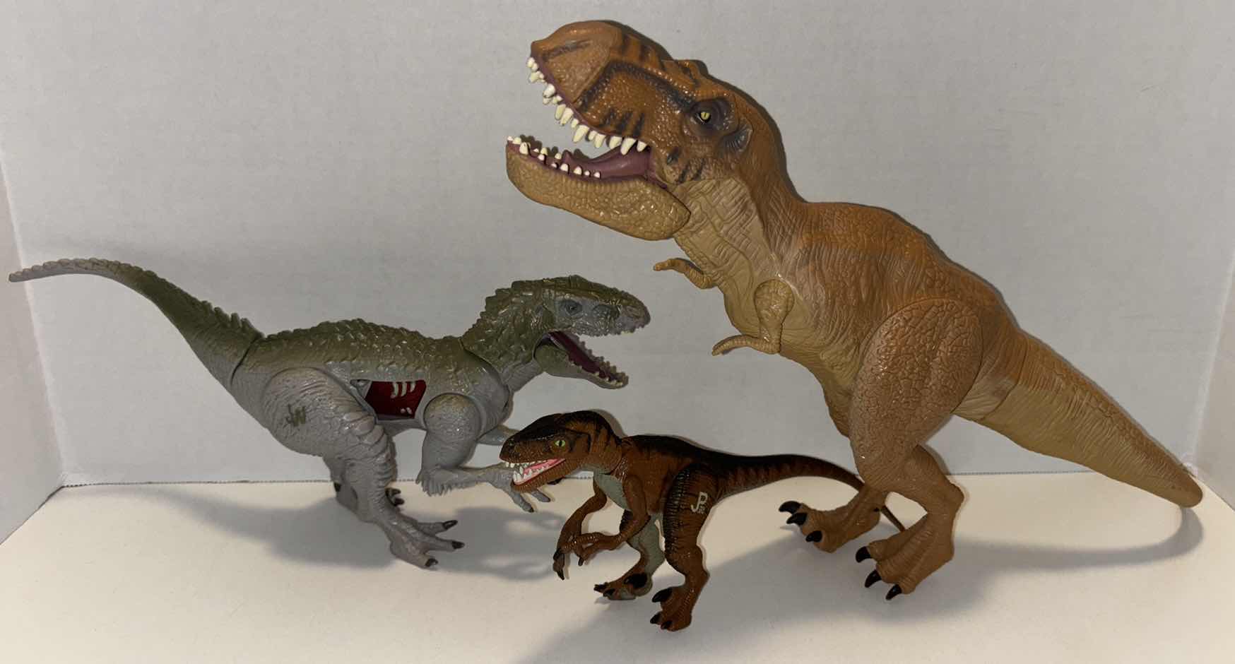 Photo 1 of HASBRO JURASSIC PARK/WORLD ACTION FIGURES (3PCS 2015 JURASSIC WORLD CHOMPING JAWS T-REX, 2015 BATTLE DAMAGE WOUND INDOMINUS REX & VINTAGE 1993 VELOCIRAPTOR)