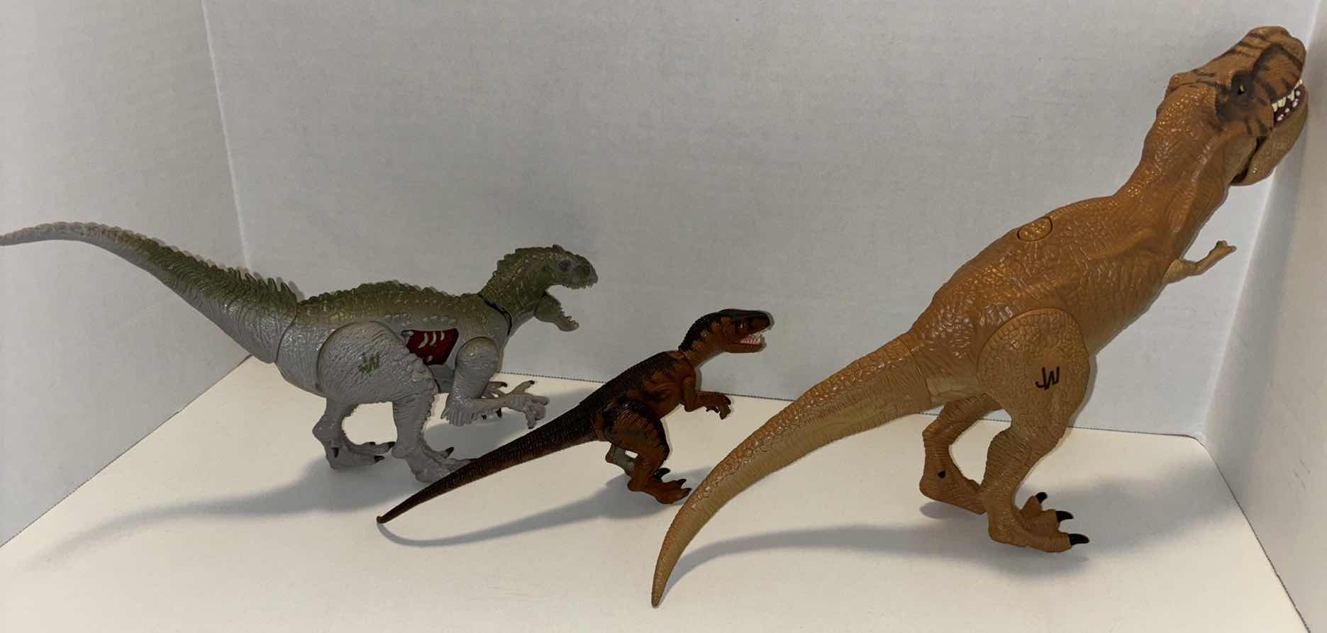 Photo 1 of HASBRO JURASSIC PARK/WORLD ACTION FIGURES (3PCS 2015 JURASSIC WORLD CHOMPING JAWS T-REX, 2015 BATTLE DAMAGE WOUND INDOMINUS REX & VINTAGE 1993 VELOCIRAPTOR)