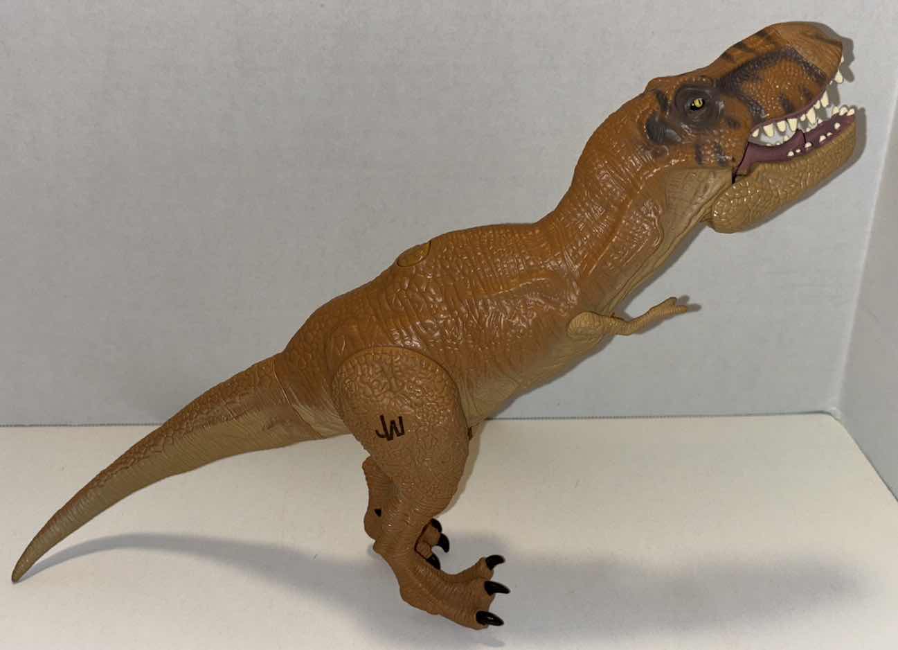 Photo 1 of HASBRO JURASSIC PARK/WORLD ACTION FIGURES (3PCS 2015 JURASSIC WORLD CHOMPING JAWS T-REX, 2015 BATTLE DAMAGE WOUND INDOMINUS REX & VINTAGE 1993 VELOCIRAPTOR)