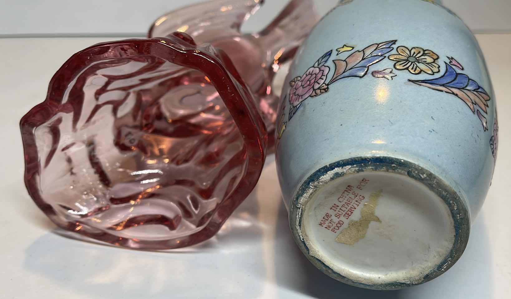 Photo 1 of VINTAGE LE SMITH BIRD GLASS SWALLOW BIRD IN FLIGHT & ASIAN HAND-PAINTED VASE