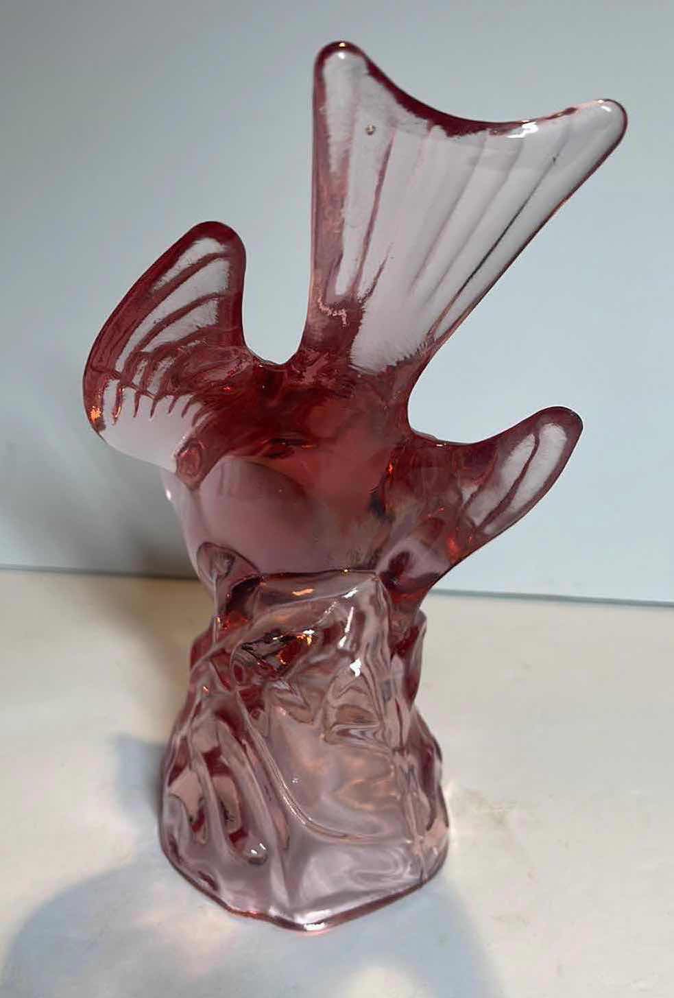 Photo 1 of VINTAGE LE SMITH BIRD GLASS SWALLOW BIRD IN FLIGHT & ASIAN HAND-PAINTED VASE