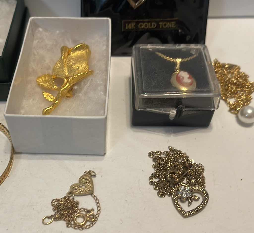 Photo 3 of VINTAGE & UNIQUE LADIES COSTUME JEWELRY