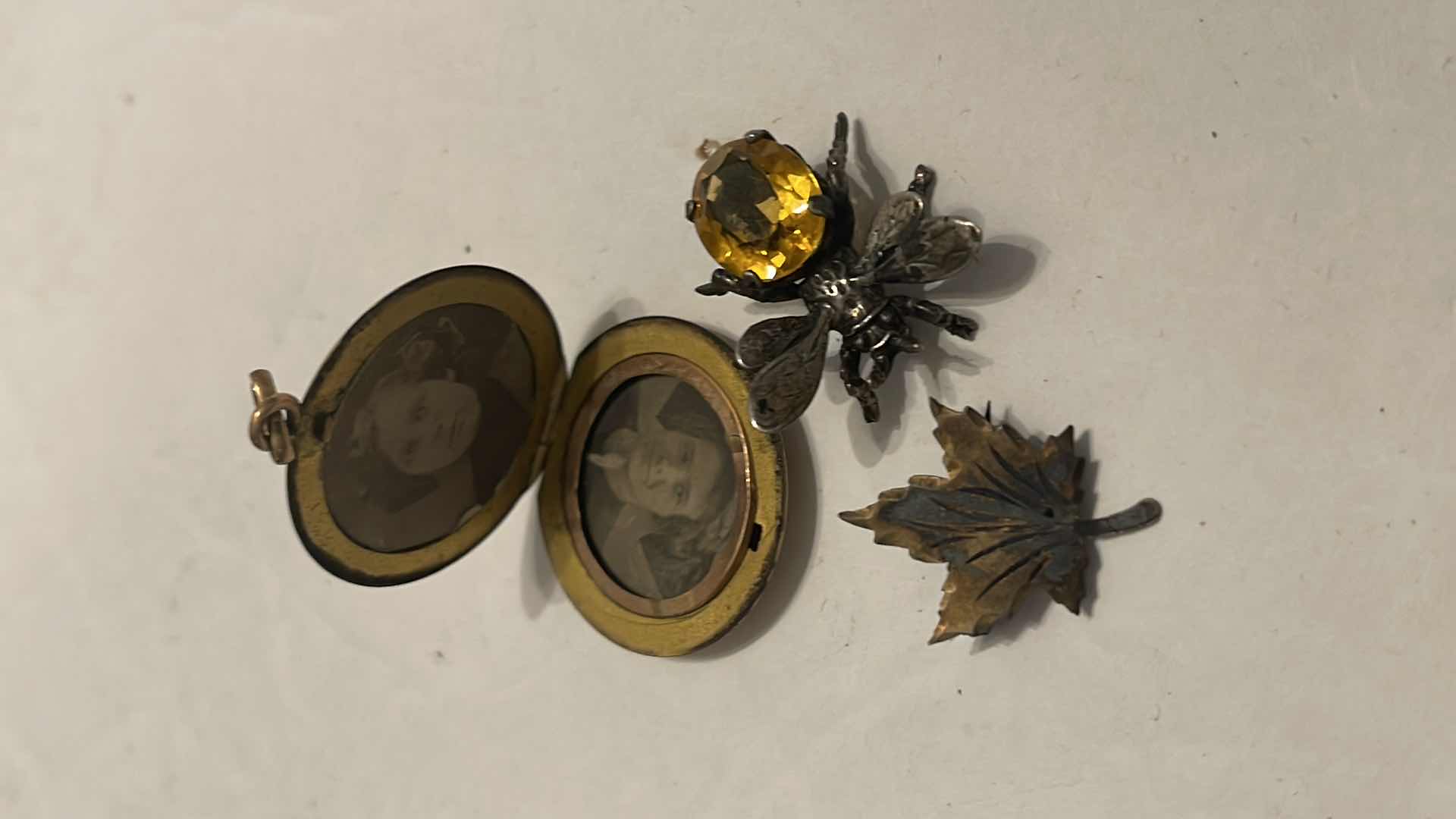 Photo 3 of VINTAGE JEWELRY LOCKETS & PINS