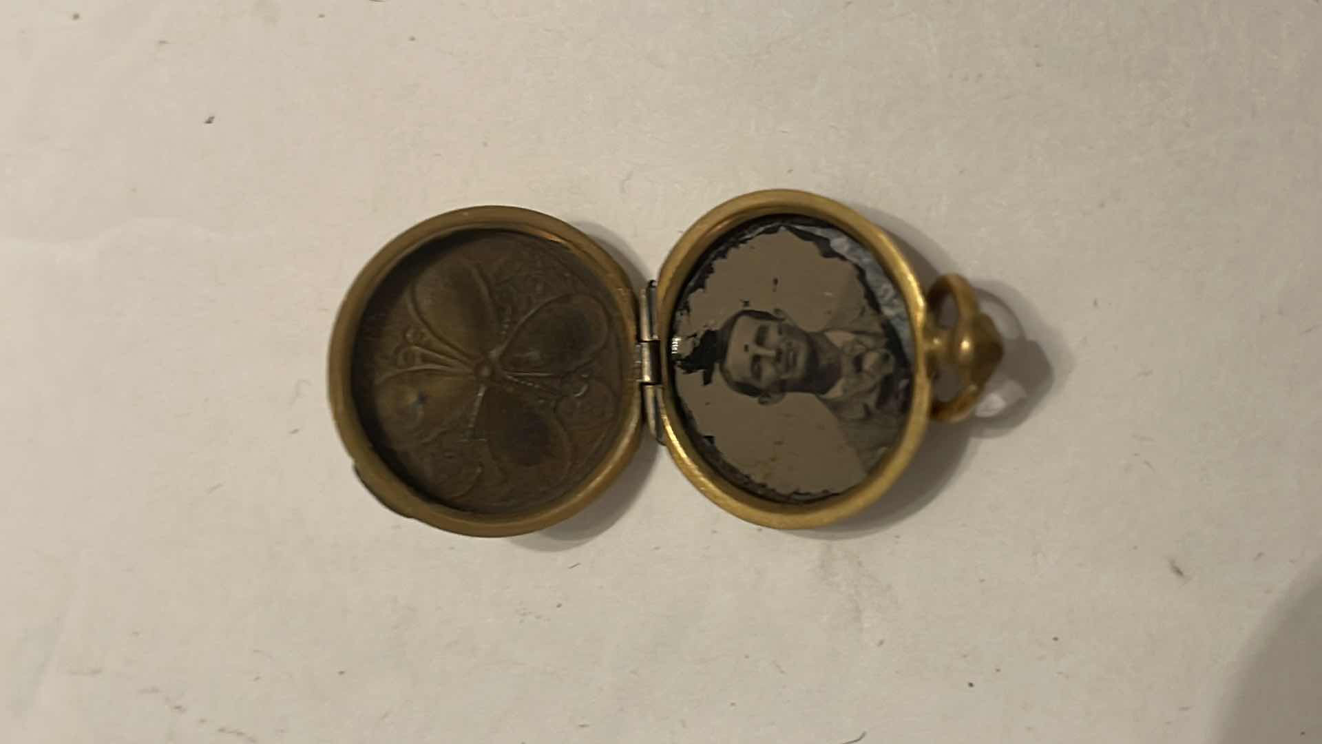 Photo 4 of VINTAGE JEWELRY LOCKETS & PINS