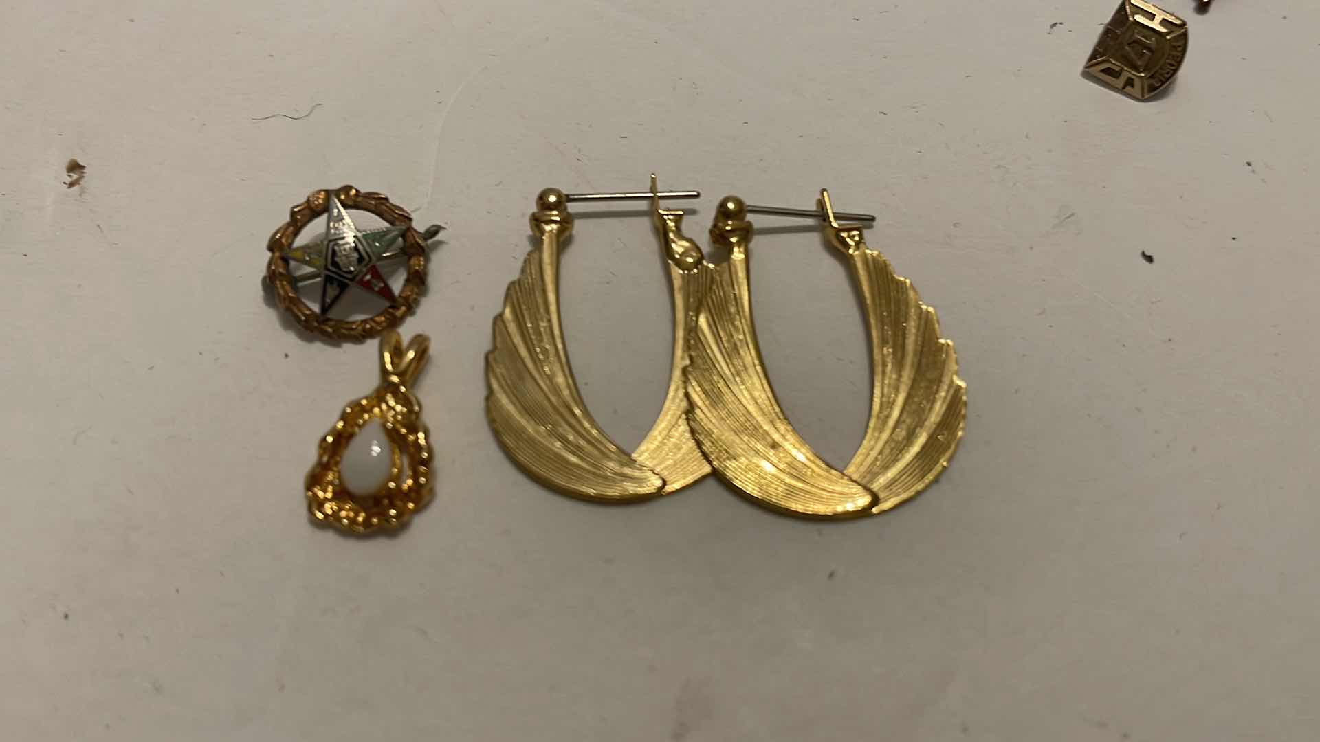 Photo 2 of VINTAGE COSTUME JEWELRY