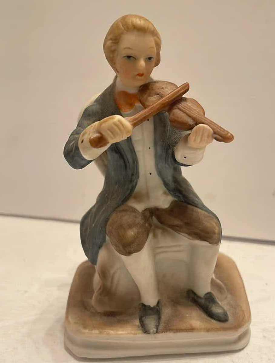 Photo 1 of VINTAGE PORCELAIN FIGURINES - RETAIL PRICE $38.00