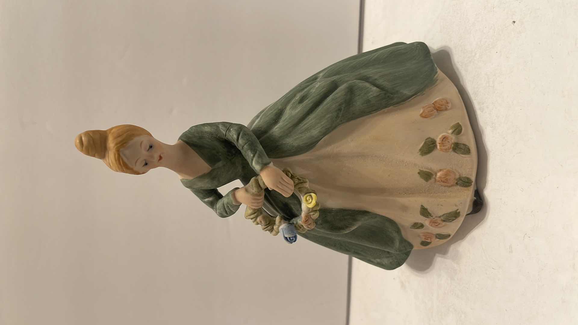 Photo 1 of VINTAGE PORCELAIN FIGURINES - RETAIL PRICE $38.00