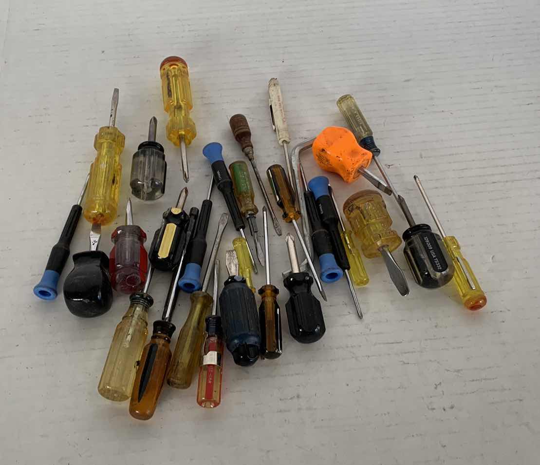 Photo 1 of 15-VARIOUS TYPES OF SHORT TOOLED SCREWDRIVERS, PHILLIPS HEAD, FLAT HEAD ETC.