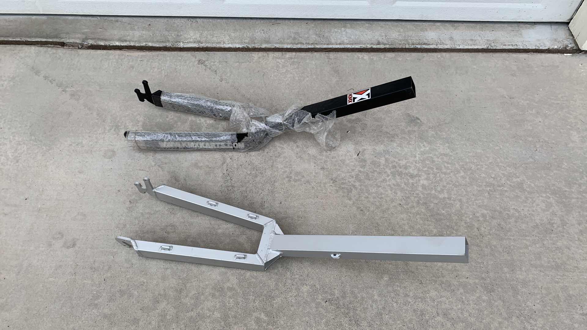 Photo 1 of 2-HITCHES