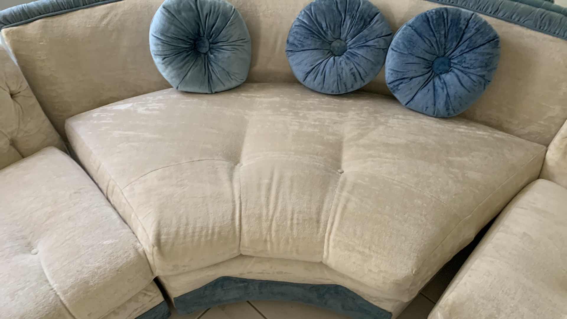 Photo 5 of GAINES SECTIONAL SOFA BEIGE W BLUE ACCENT VELOUR UPHOLSTERY