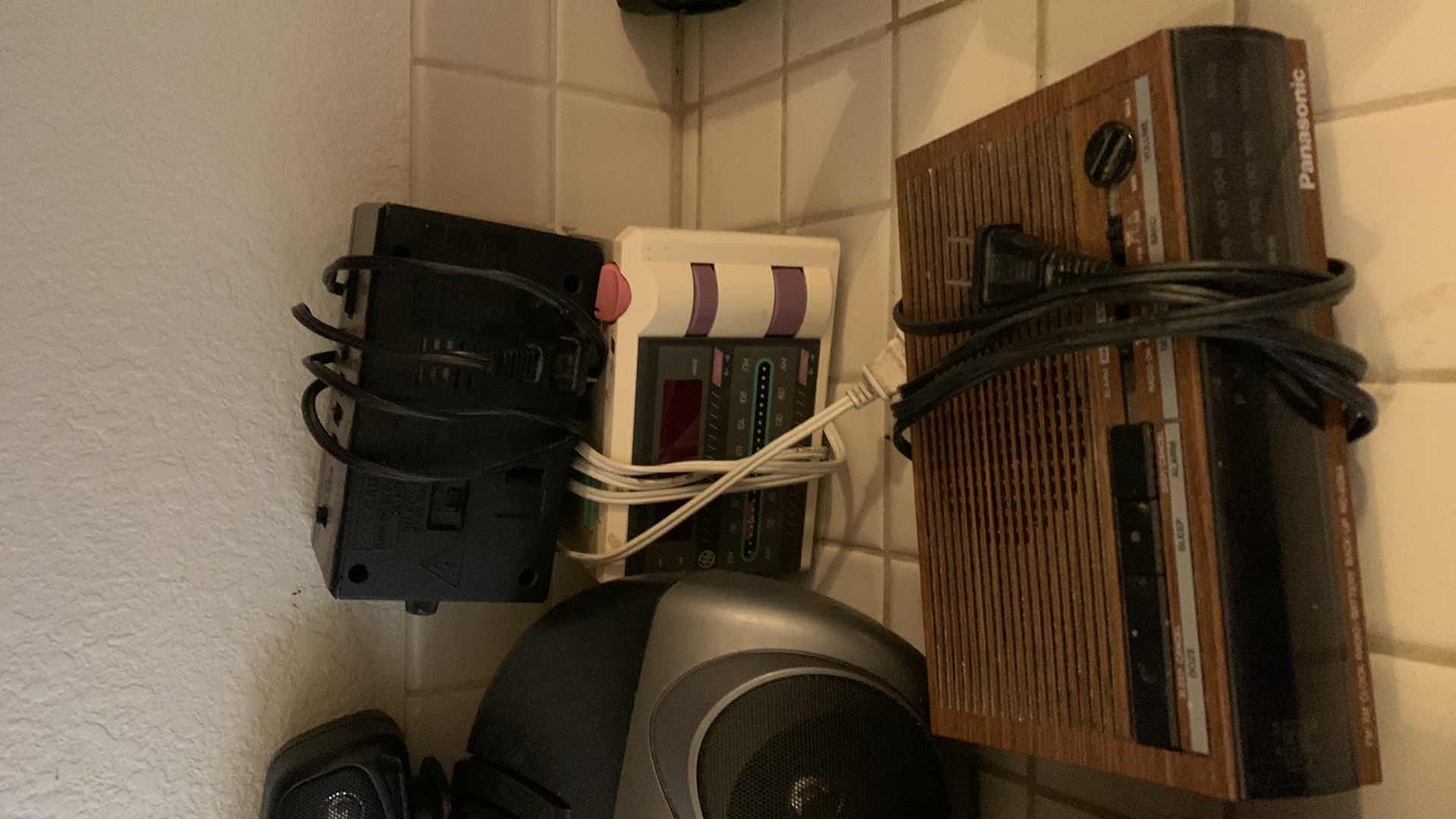 Photo 1 of CD PLAYERS AND CLOCK RADIOS