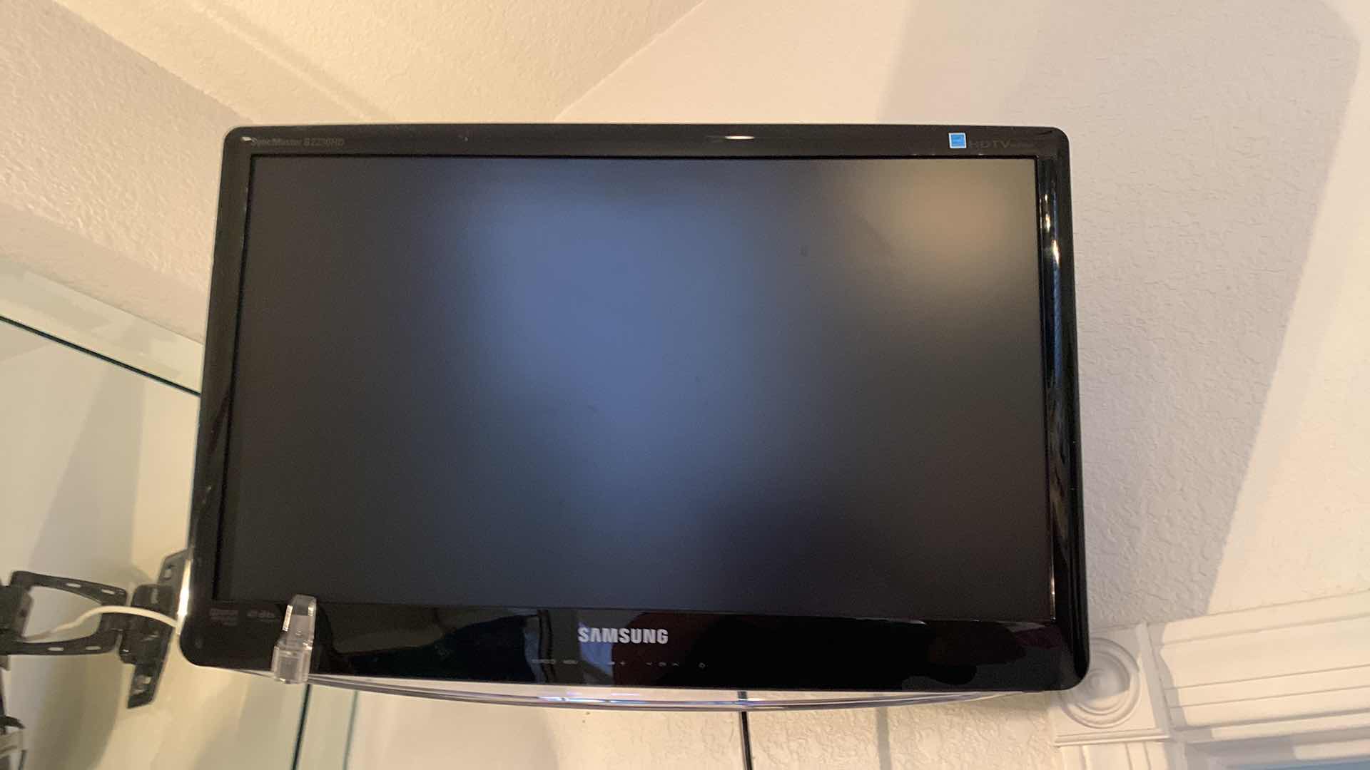 Photo 1 of SAMSUNG 21” FLATSCREEN TELEVISION
