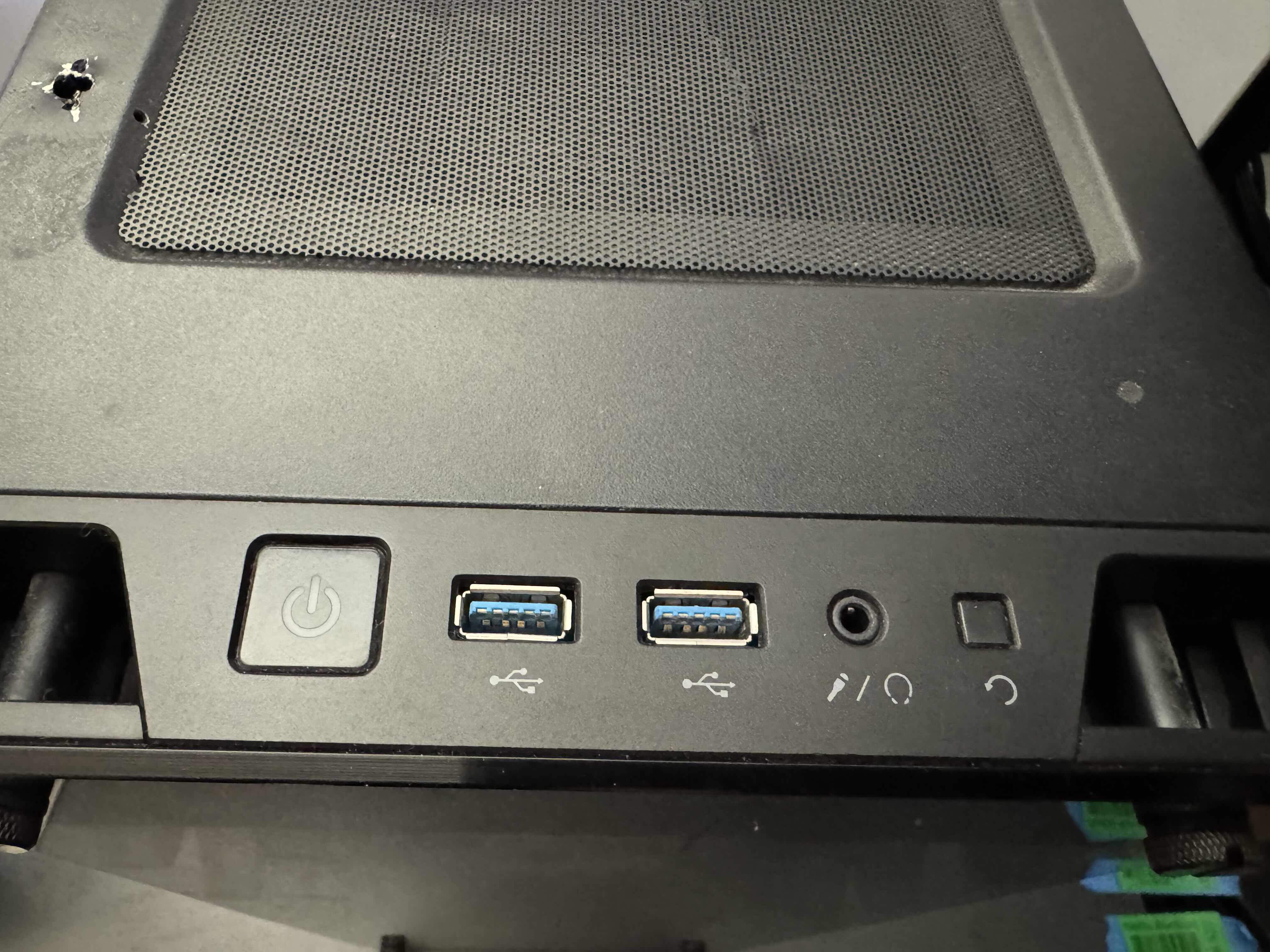 Photo 5 of GAMING COMPUTER
- CPU: AMD RYZEN 7 3700X - 
GPU: NVIDIA GEFORCE RTX 2070 SUPER
- RAM: 2 CORSAIR 16GB DDR4 - 
Storage: WD BLUE SSD 250G & CRUCIAL SSD 1TB
- OS: WINDOWS 11 -