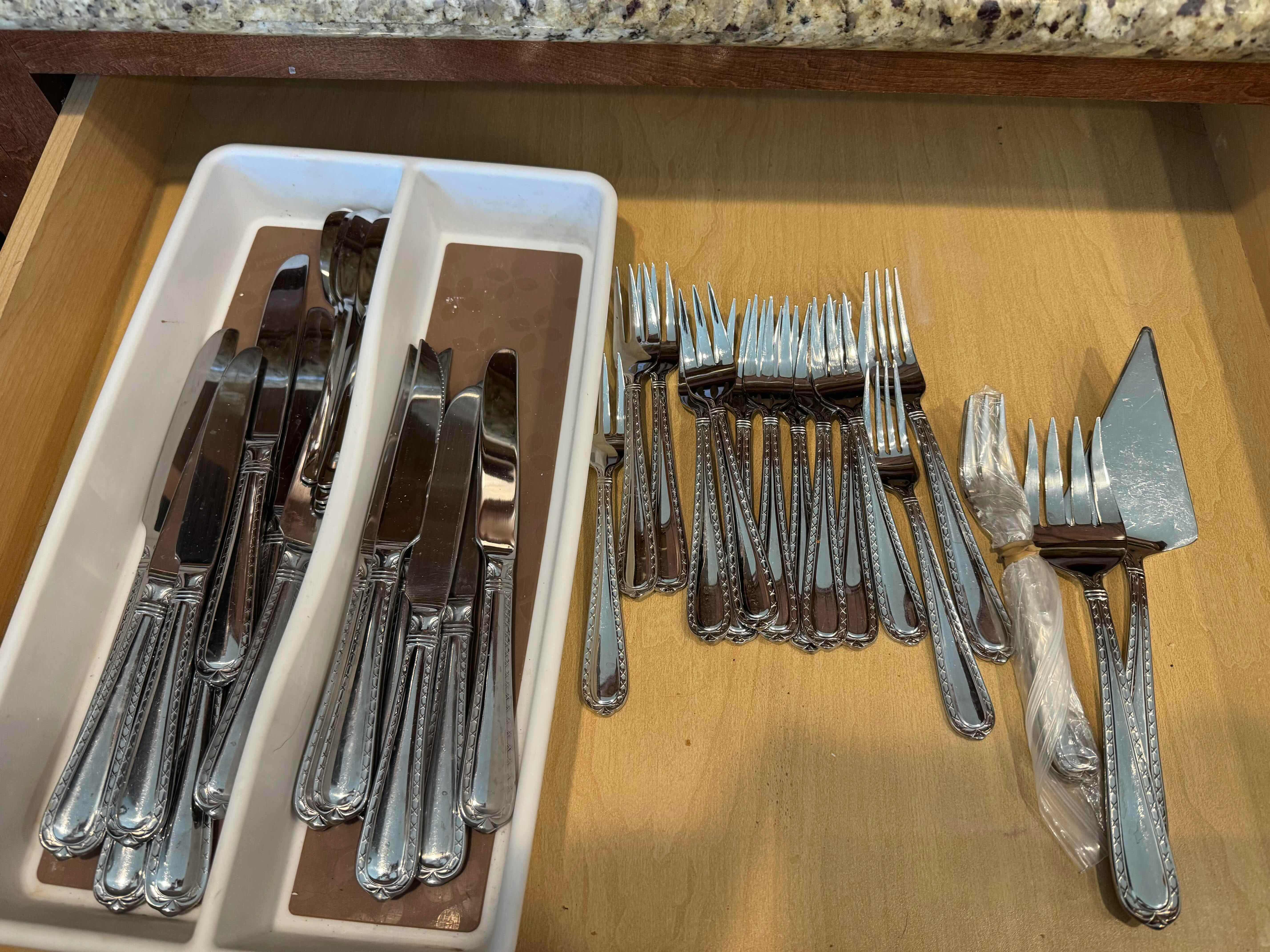 Photo 1 of CONTENTS OF DRAWER