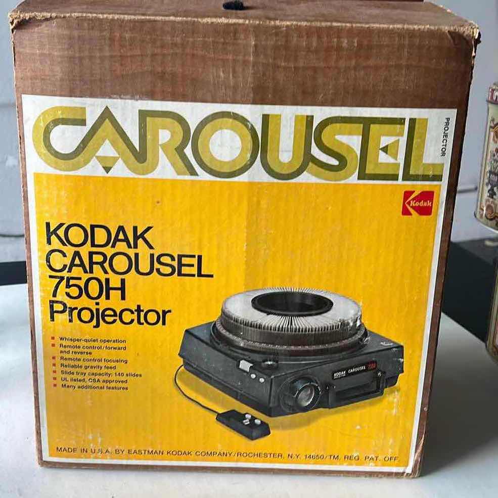 Photo 1 of VINTAGE KODAK SLIDE PROJECTOR