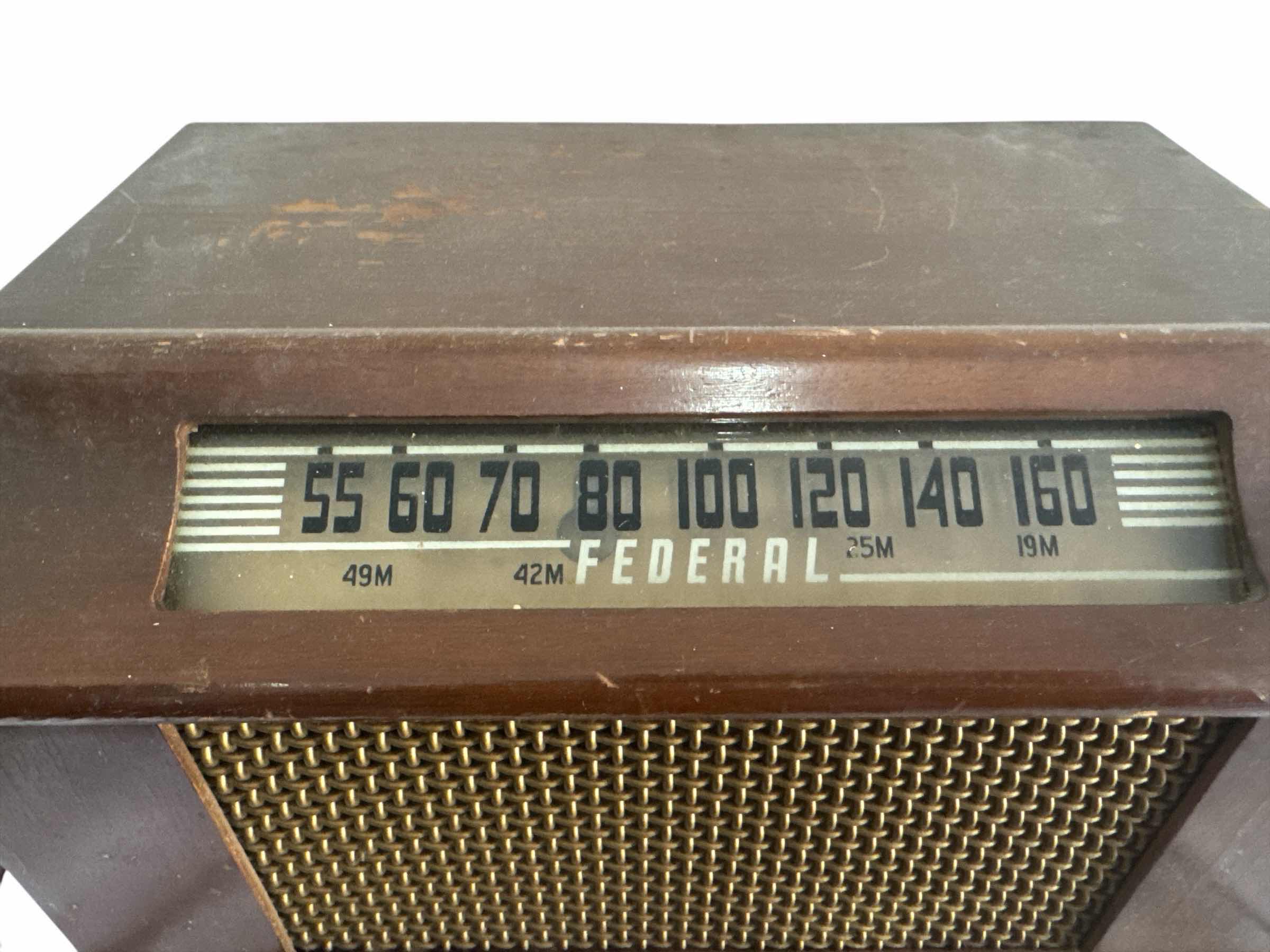 Photo 1 of 100
VINTAGE WORKING 1946 FEDERAL AM RADIO MODEL 1030T W/SHORT WAVE,