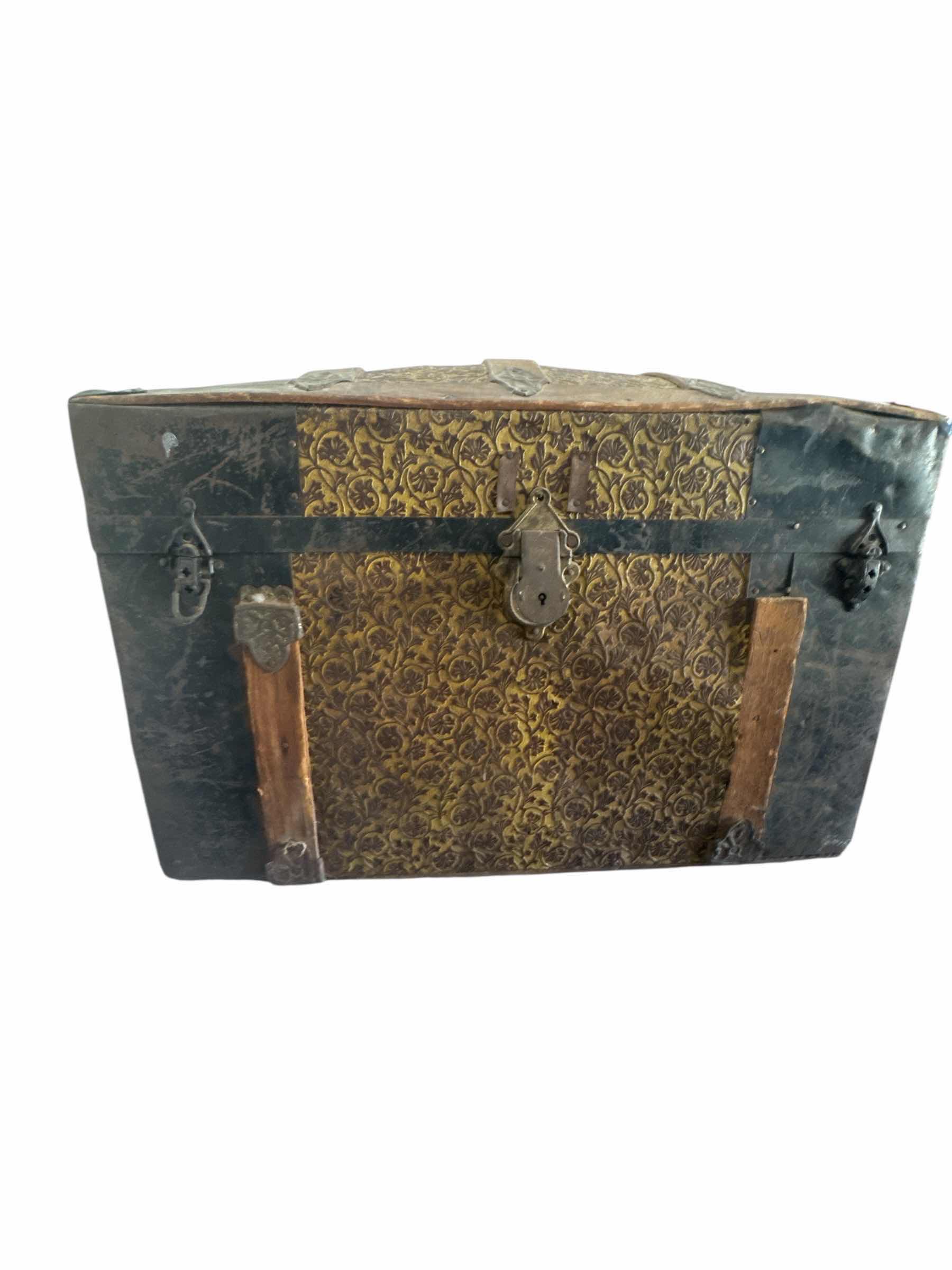 Photo 1 of 50
ANTIQUE WOOD CAMEL BACK DOME TOP DOLL TRUNK SALESMAN SAMPLE