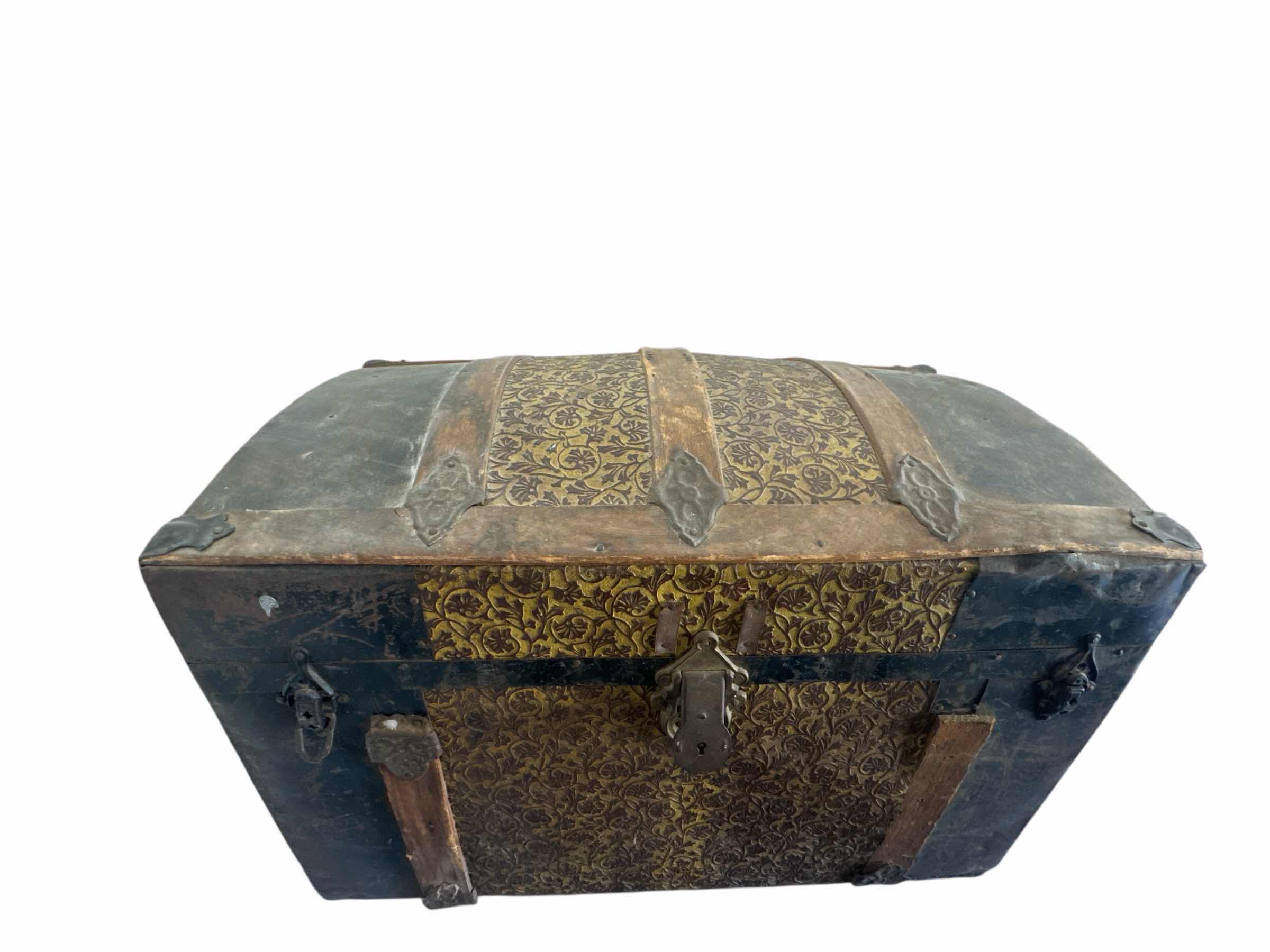 Photo 1 of 50
ANTIQUE WOOD CAMEL BACK DOME TOP DOLL TRUNK SALESMAN SAMPLE