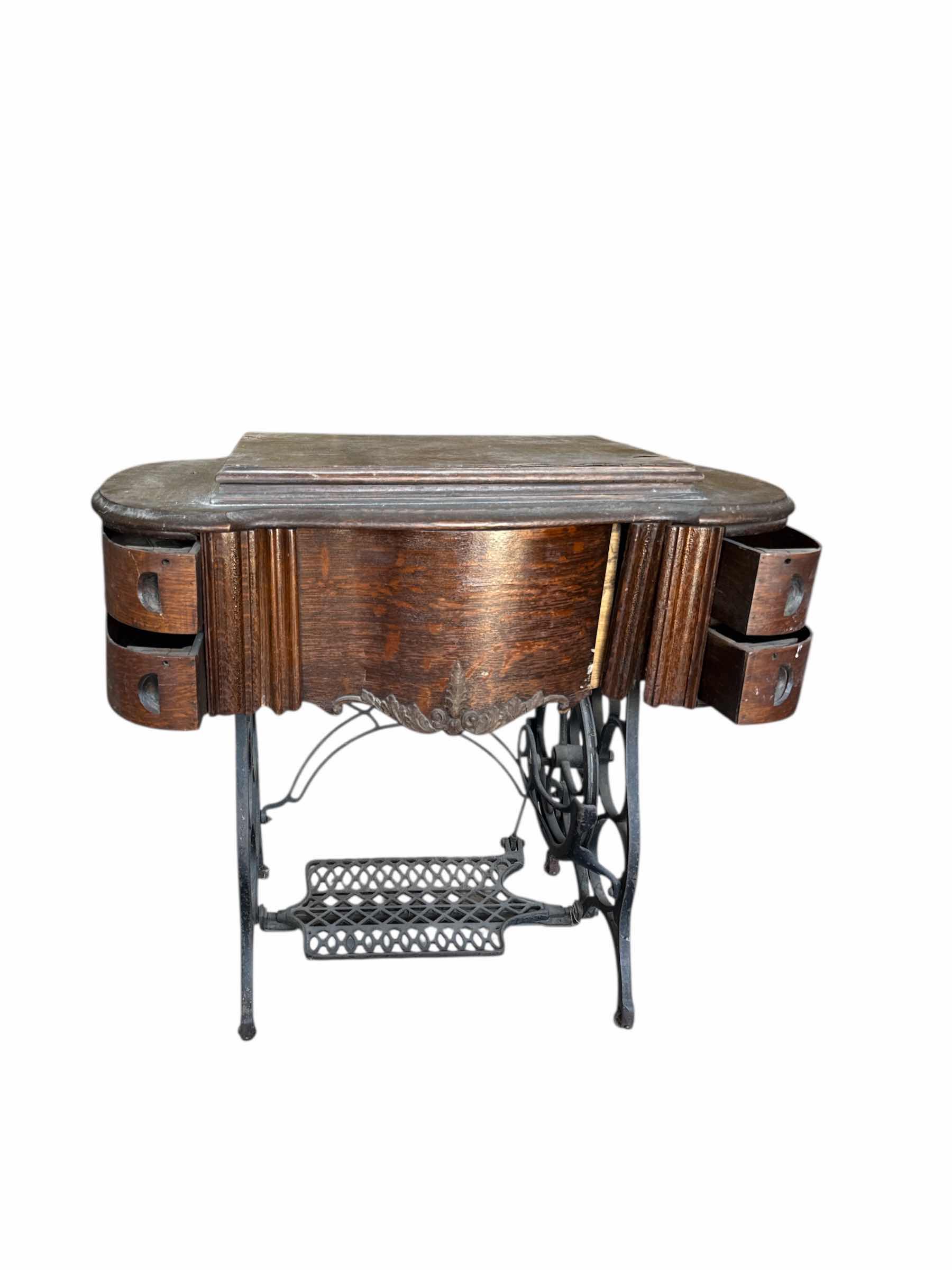 Photo 1 of 250 

ANTIQUE SINGER 1905-1915 FREE NO. 5 IN OAK CABINET TREADLE SEWING MACHINE