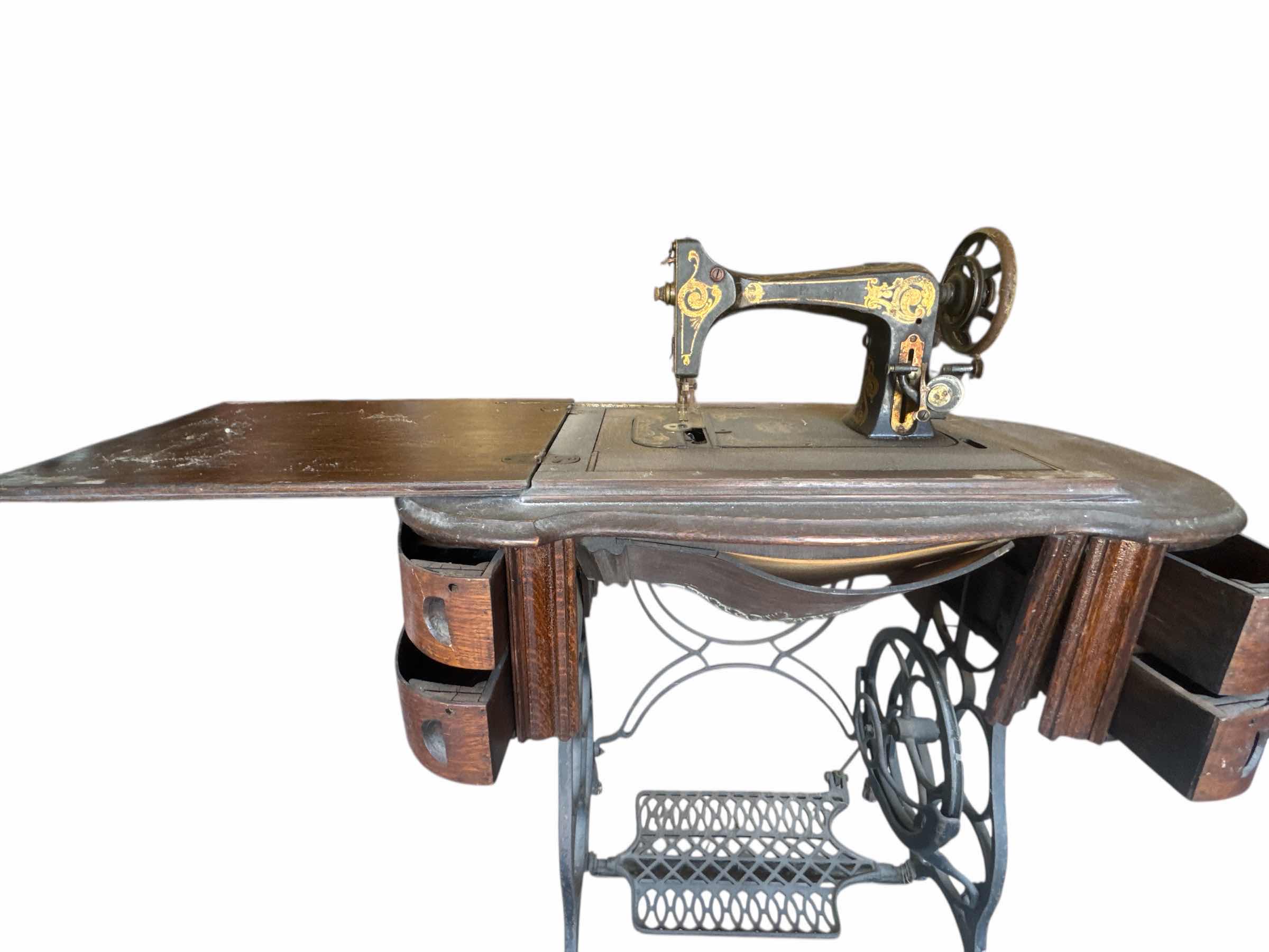 Photo 4 of 250 

ANTIQUE SINGER 1905-1915 FREE NO. 5 IN OAK CABINET TREADLE SEWING MACHINE