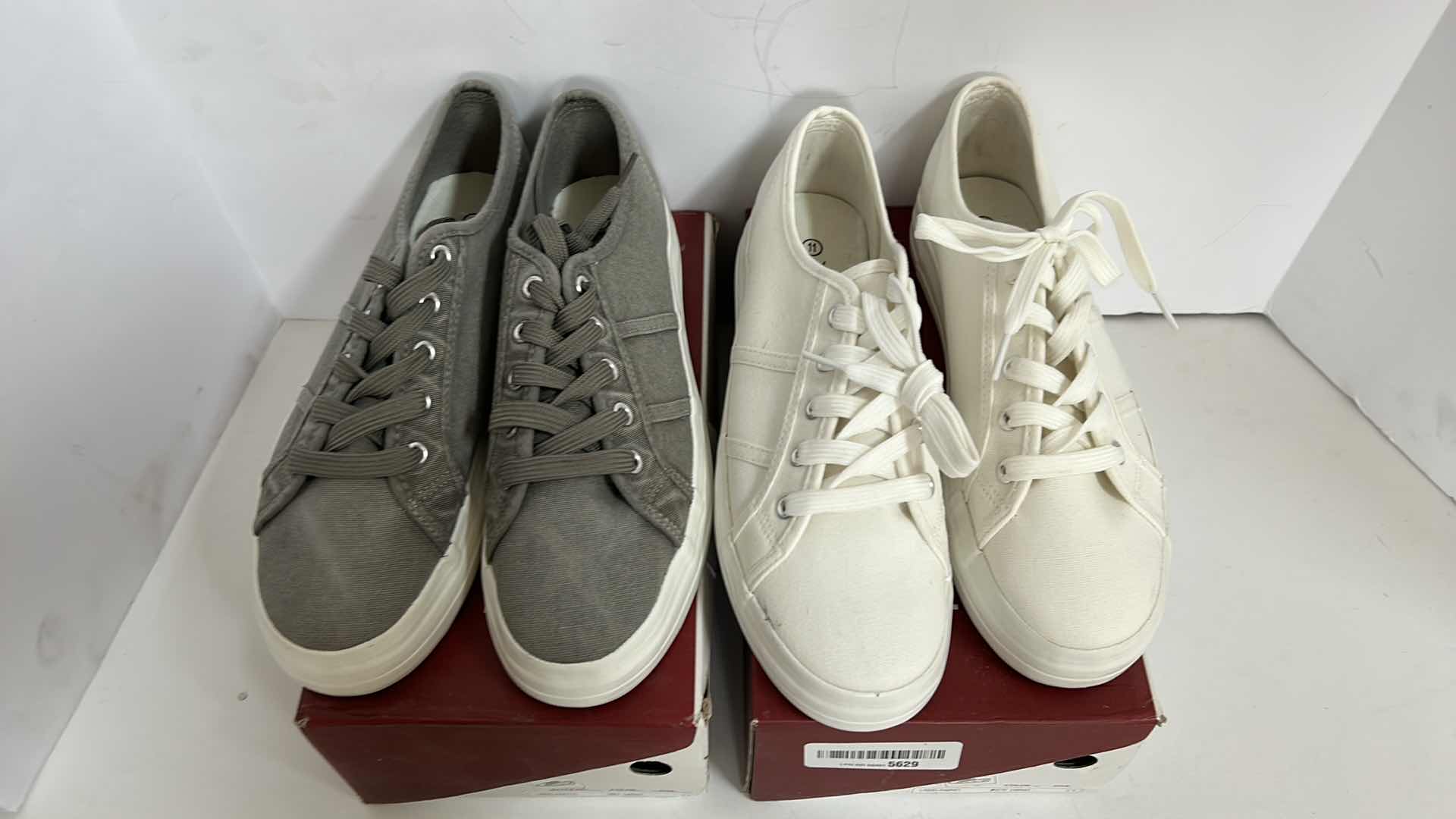 Photo 1 of 2 NEW PAIR OF LADIES SHOES SIZE 11