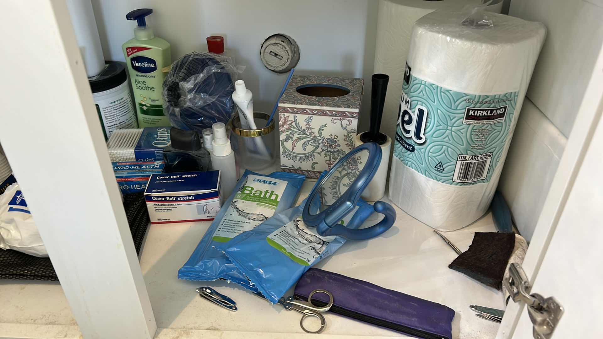 Photo 4 of CONTENTS OF BATHROOM CABINET