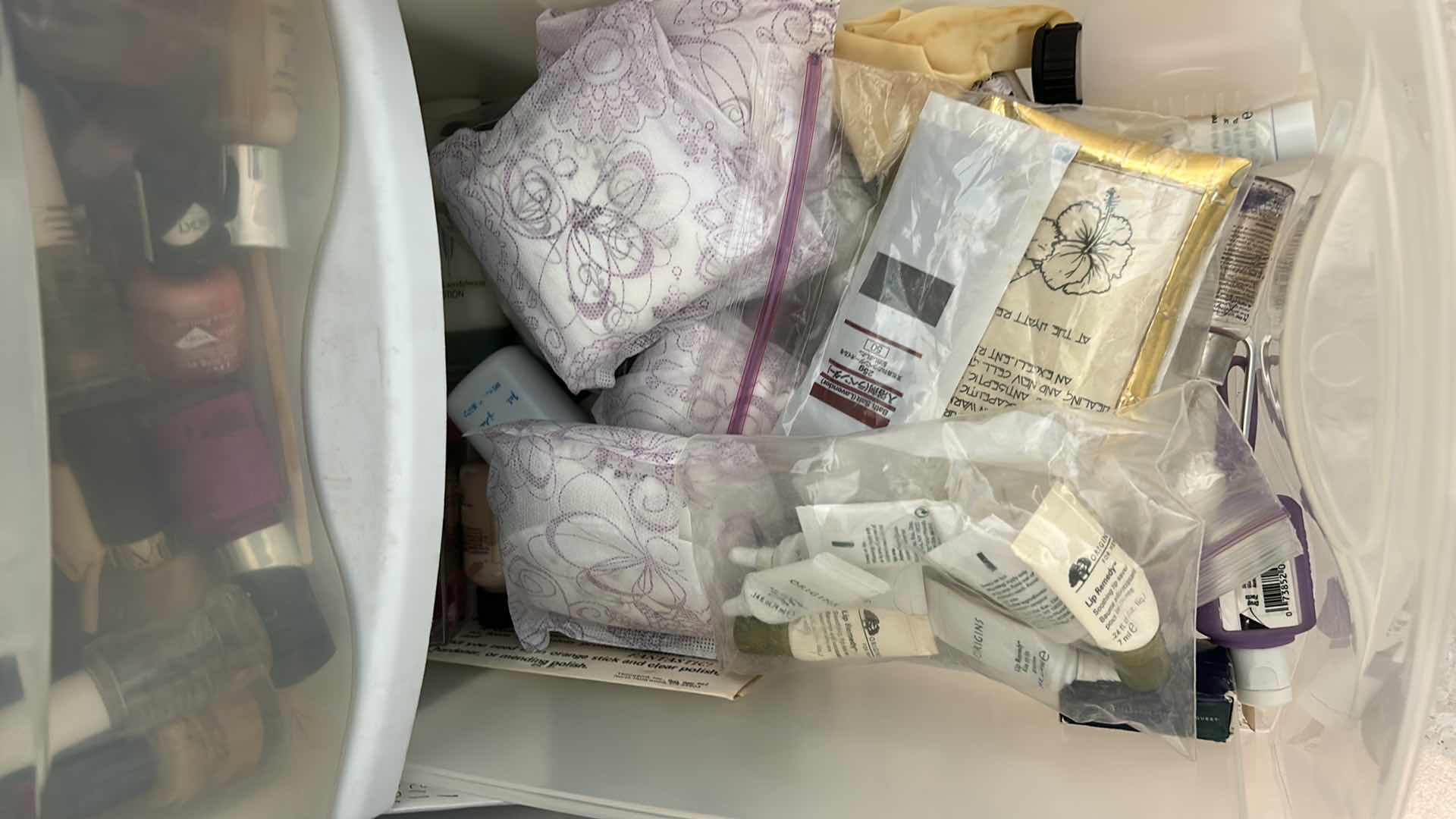 Photo 1 of CONTENTS OF BATHROOM CABINET