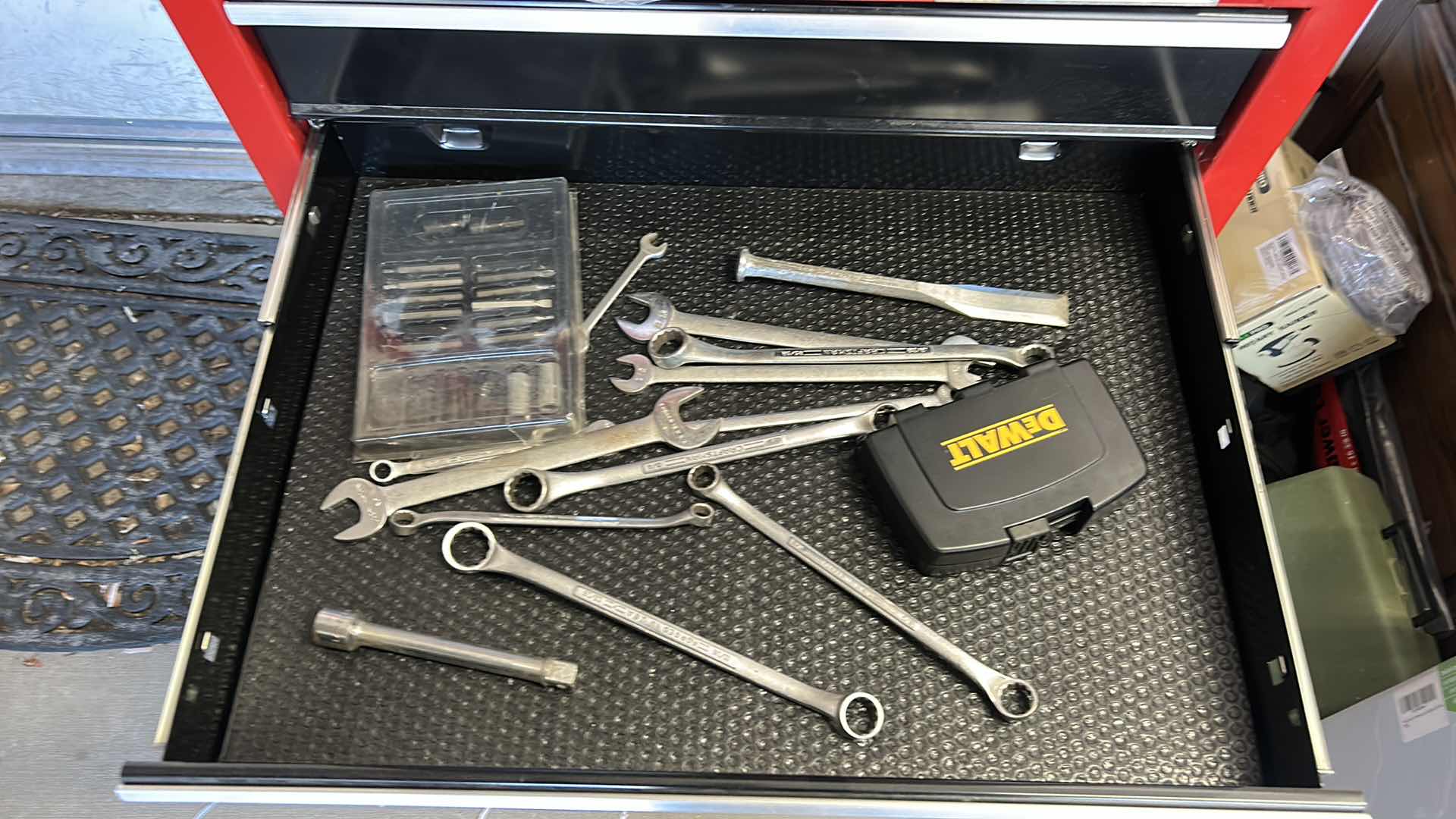 Photo 1 of CRAFTSMAN 4 DRAWER TOOL CHEST WITH TOOLS