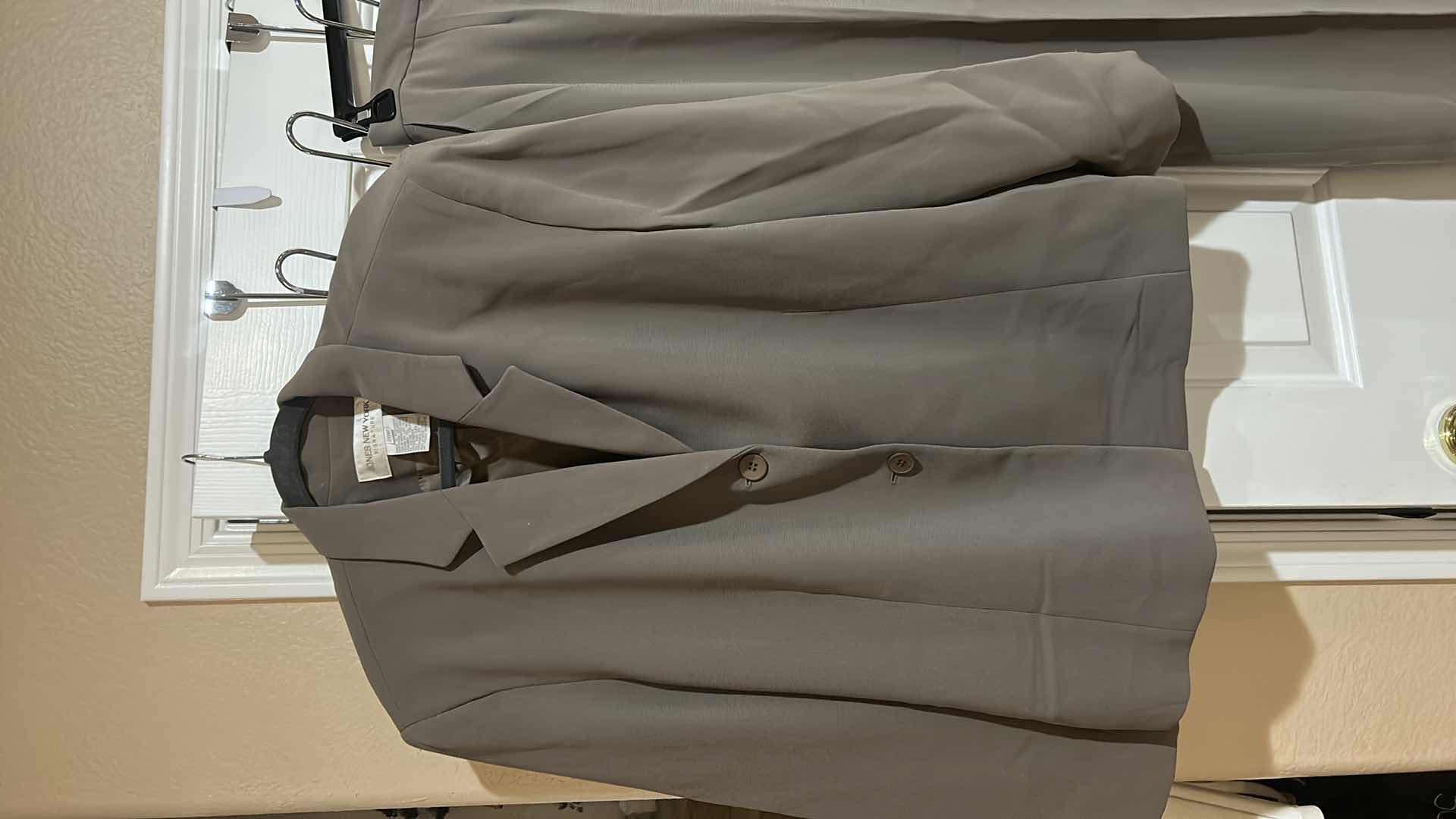 Photo 1 of WOMENSWEAR- 4PC JONES NEW YORK SIZE 20W