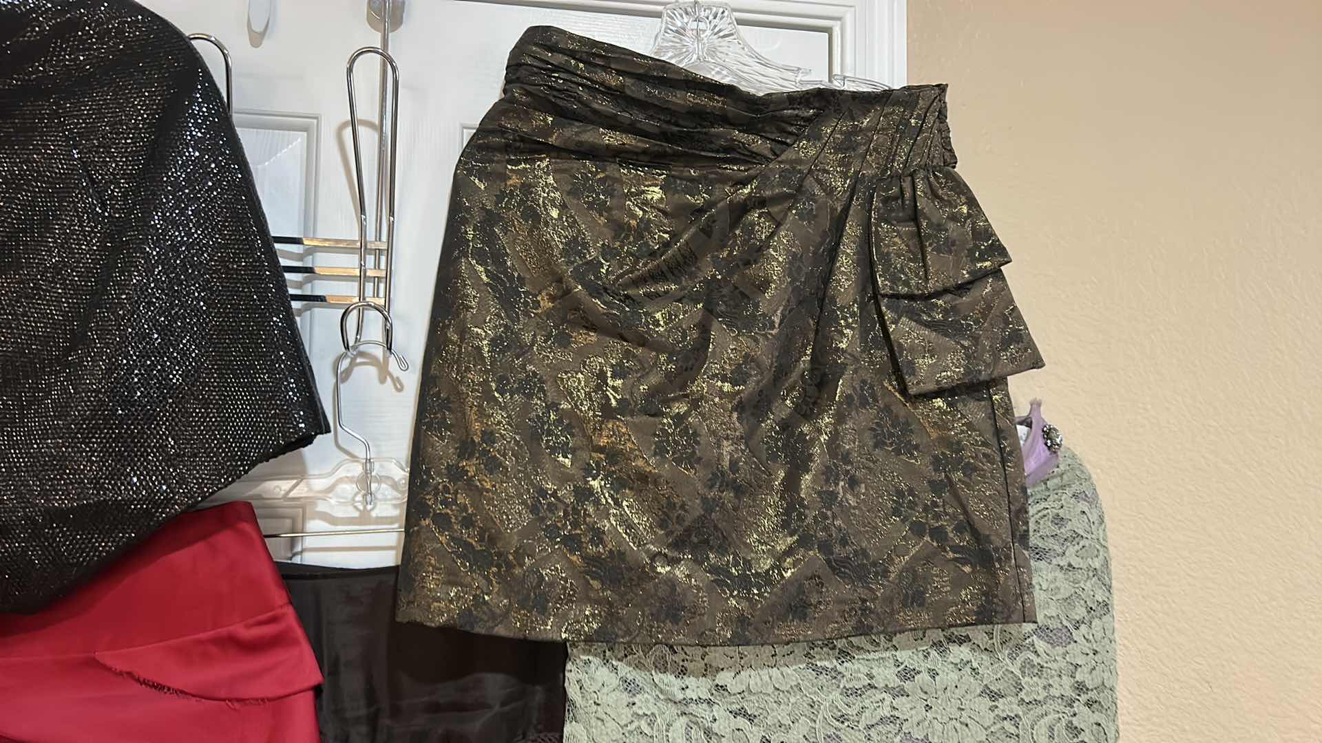 Photo 1 of WOMENSWEAR - 5 MISSES SIZE SHORT SKIRTS