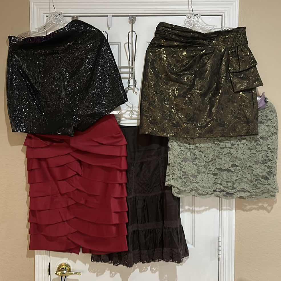 Photo 1 of WOMENSWEAR - 5 MISSES SIZE SHORT SKIRTS