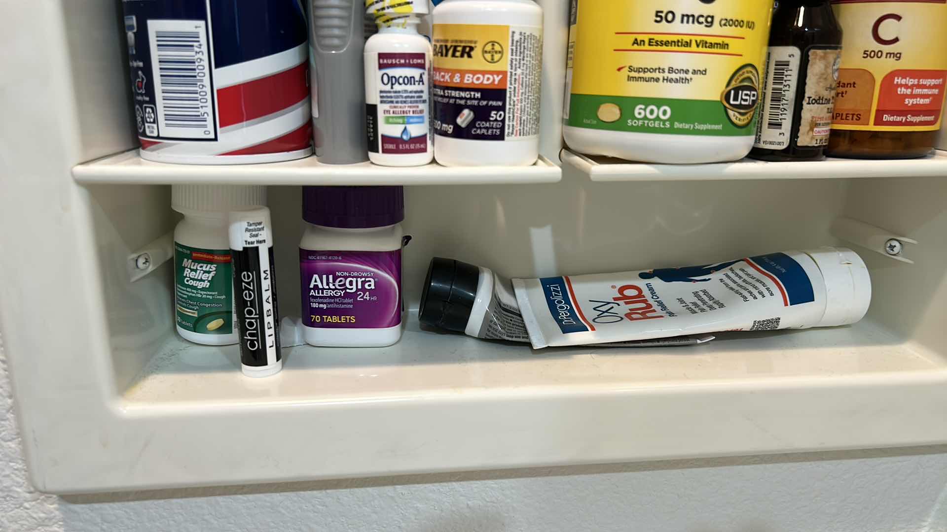 Photo 1 of CONTENTS OF MEDICINE CABINET