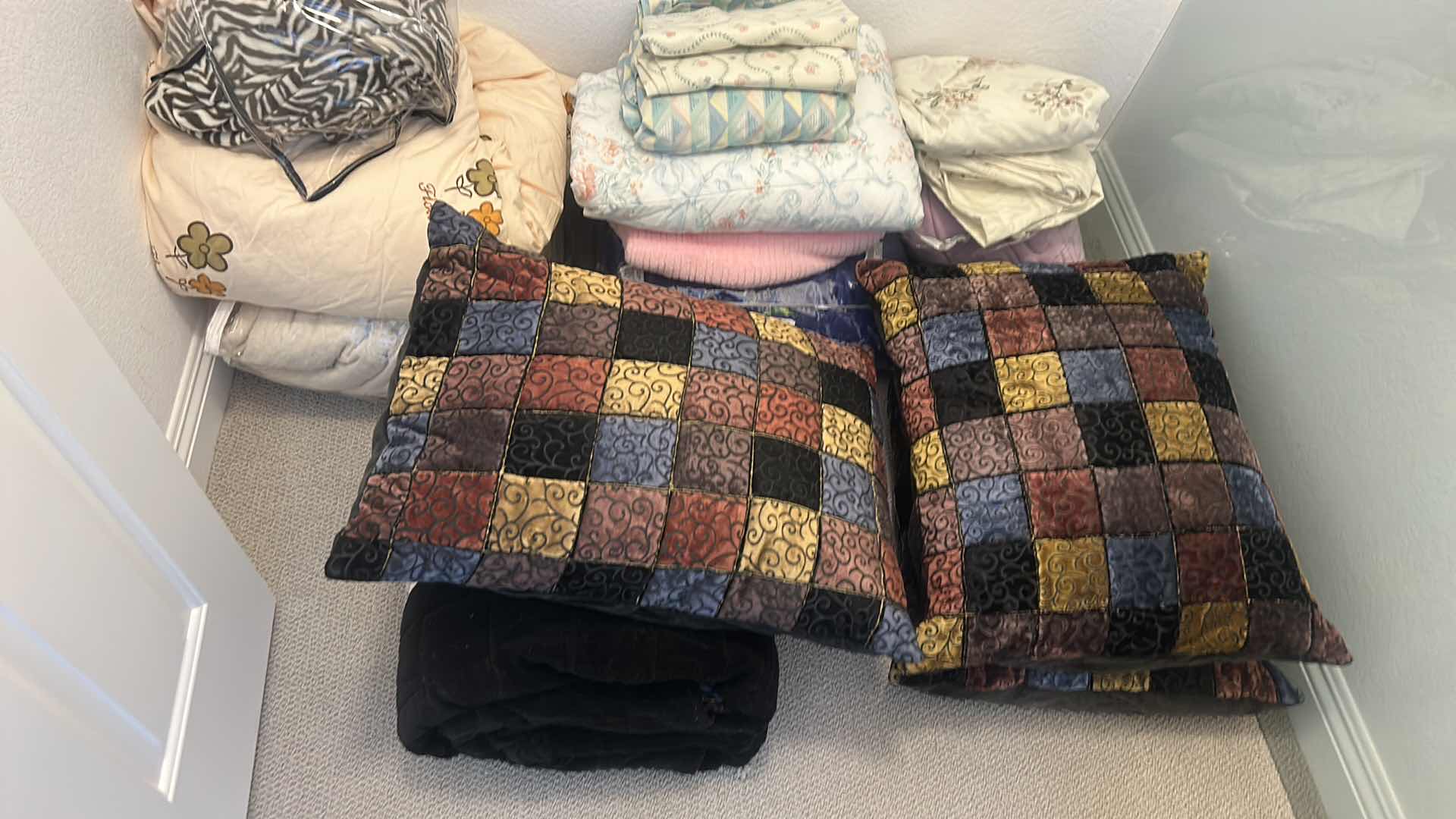 Photo 1 of CONTENTS OF CLOSET - BEDDING / TOWELS