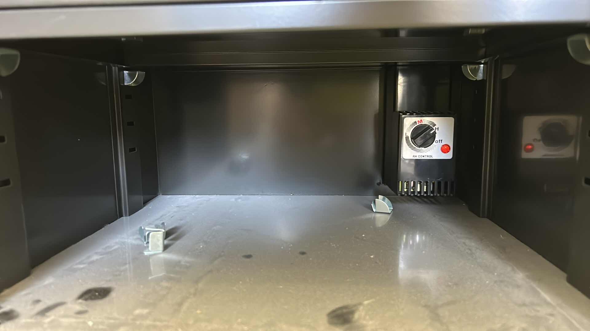 Photo 1 of AUTOMATIC DESICCATOR - TAIWAN DRY TECH CORP (POWERS ON)