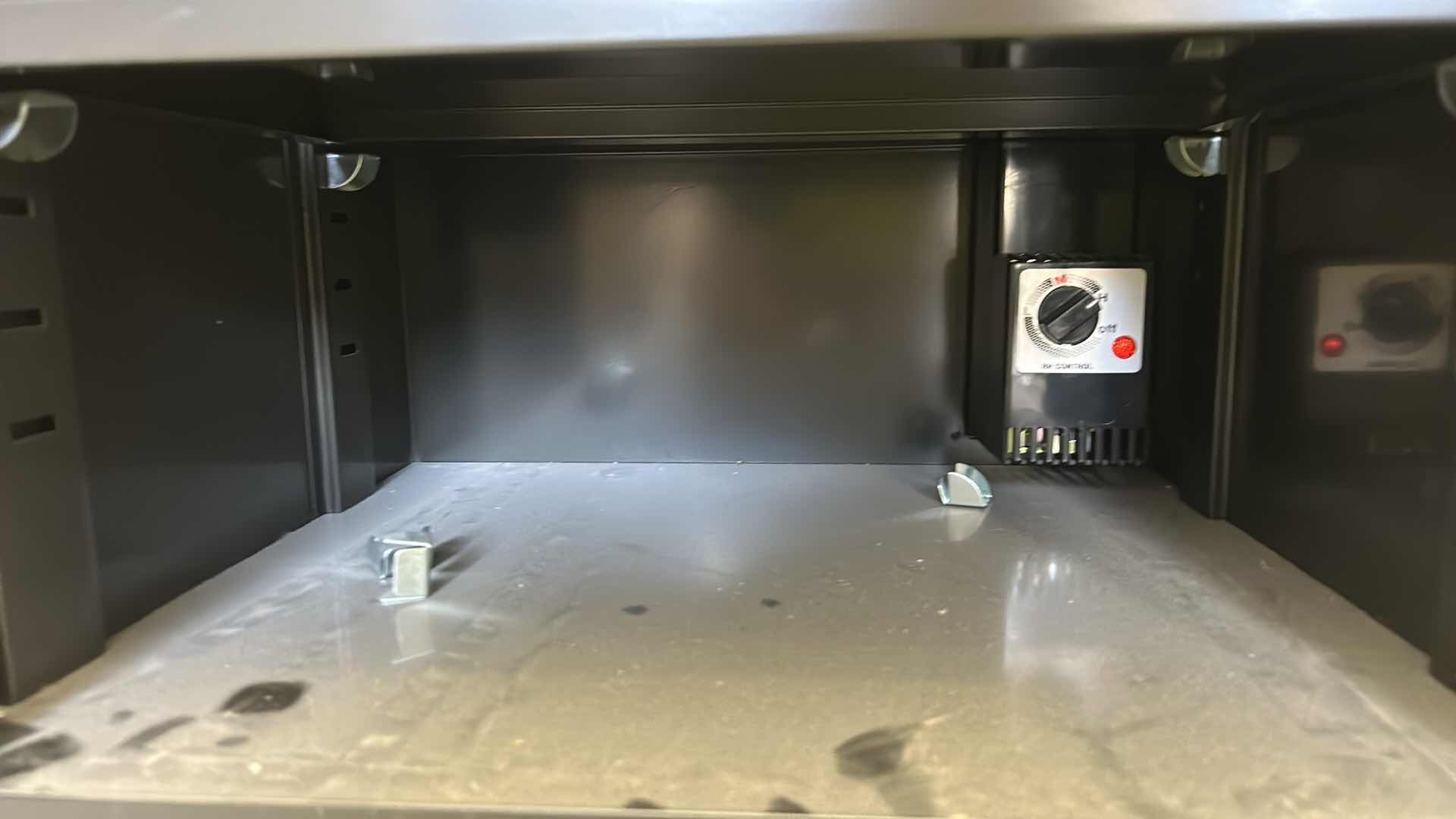 Photo 1 of AUTOMATIC DESICCATOR - TAIWAN DRY TECH CORP (POWERS ON)