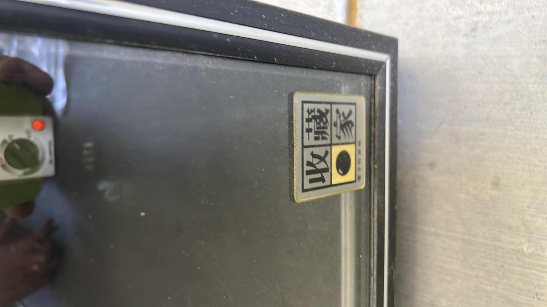 Photo 1 of AUTOMATIC DESICCATOR - TAIWAN DRY TECH CORP (POWERS ON)