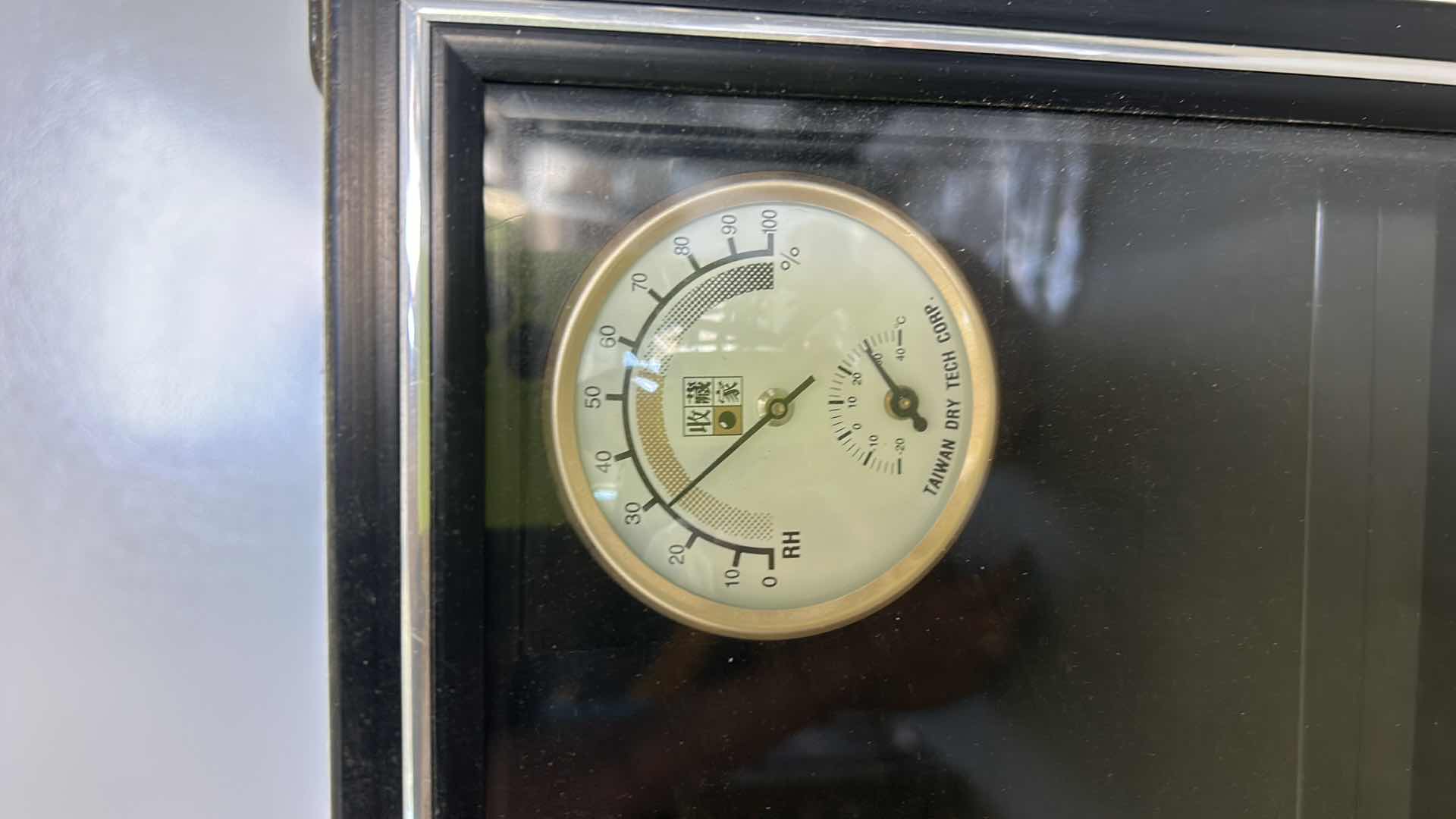 Photo 1 of AUTOMATIC DESICCATOR - TAIWAN DRY TECH CORP (POWERS ON)