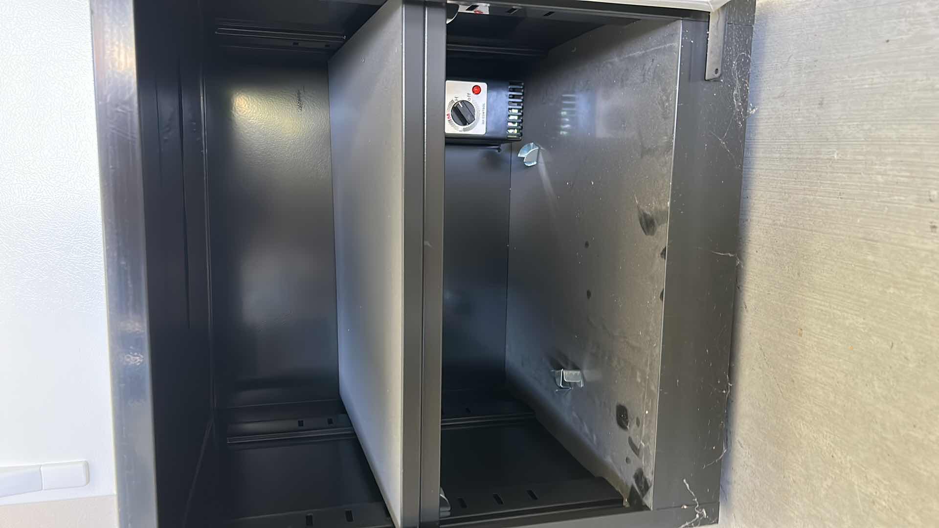 Photo 1 of AUTOMATIC DESICCATOR - TAIWAN DRY TECH CORP (POWERS ON)