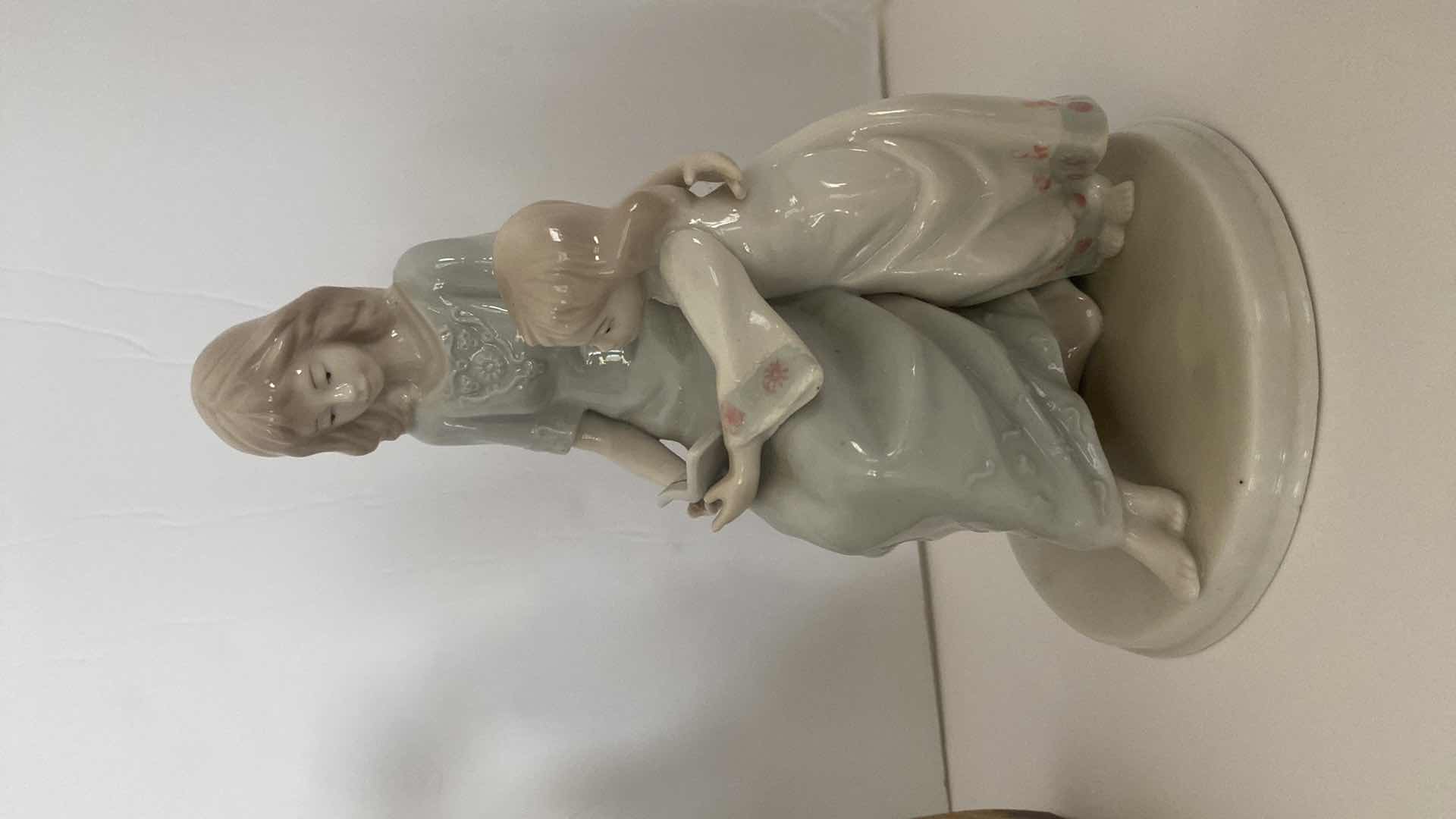 Photo 1 of 5 - FIGURINES LARGEST H 8”