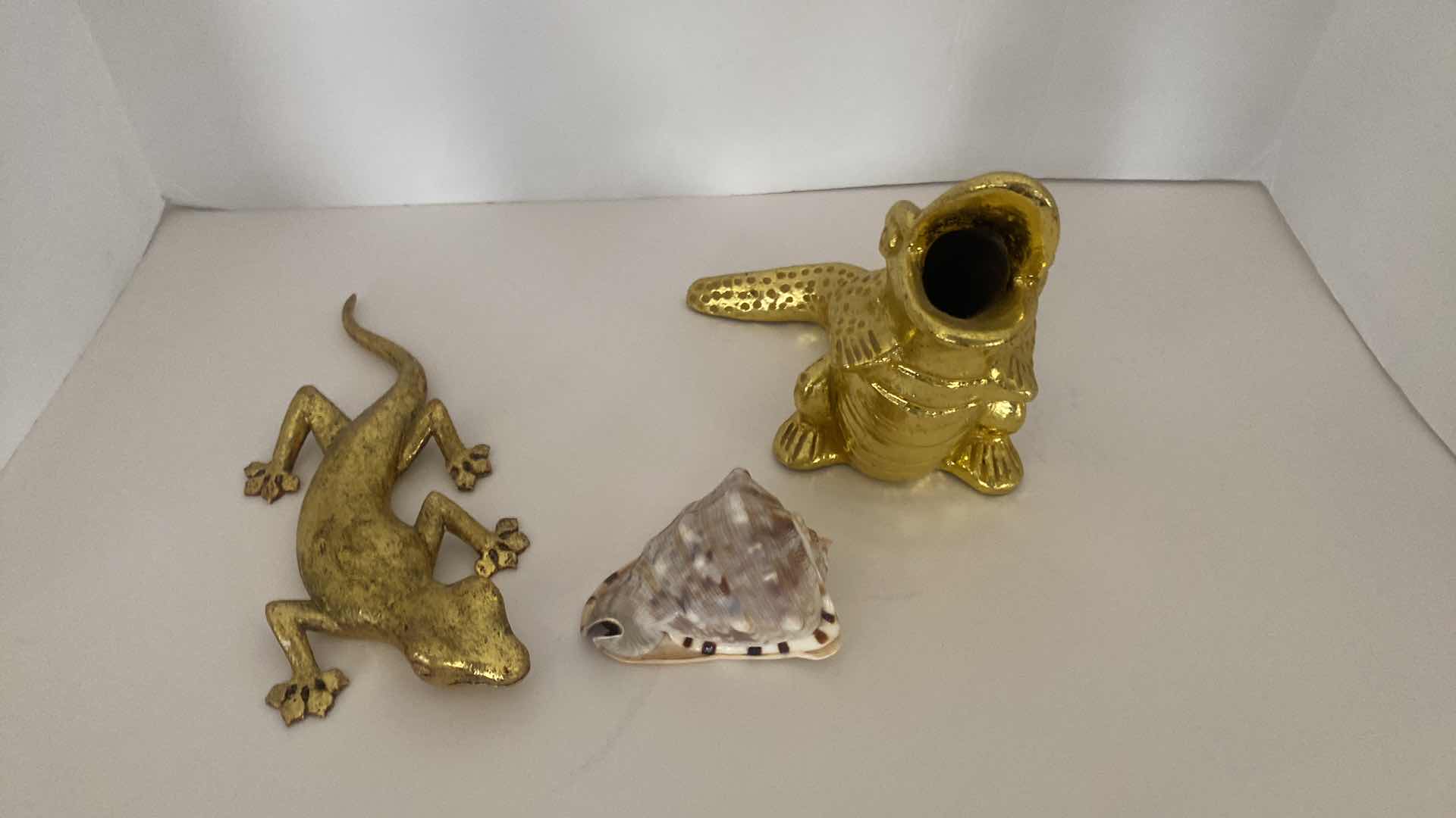 Photo 1 of KING HELMET SHELL 4” AND REPTILE DECOR VASE H 7”