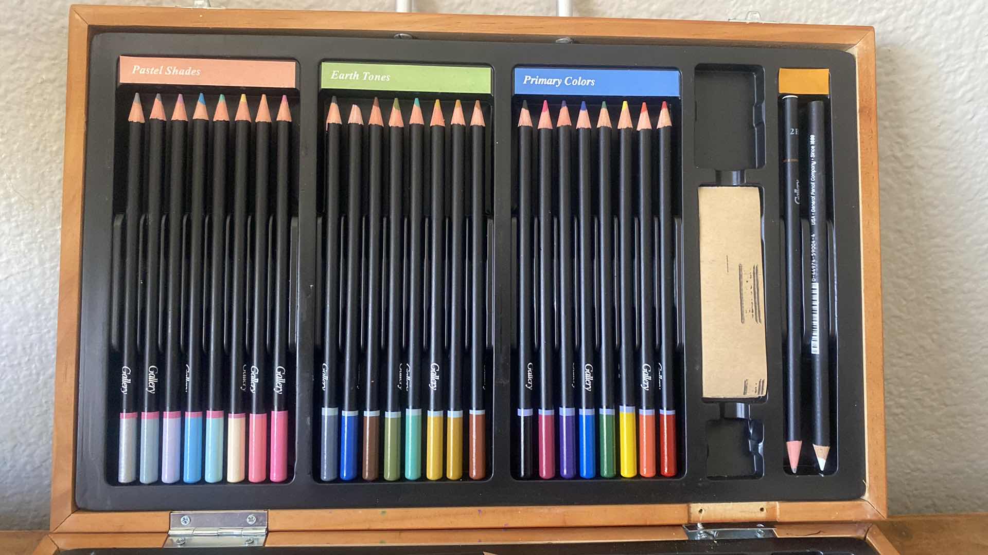 Photo 1 of ARTIST KIT IN WOOD CASE