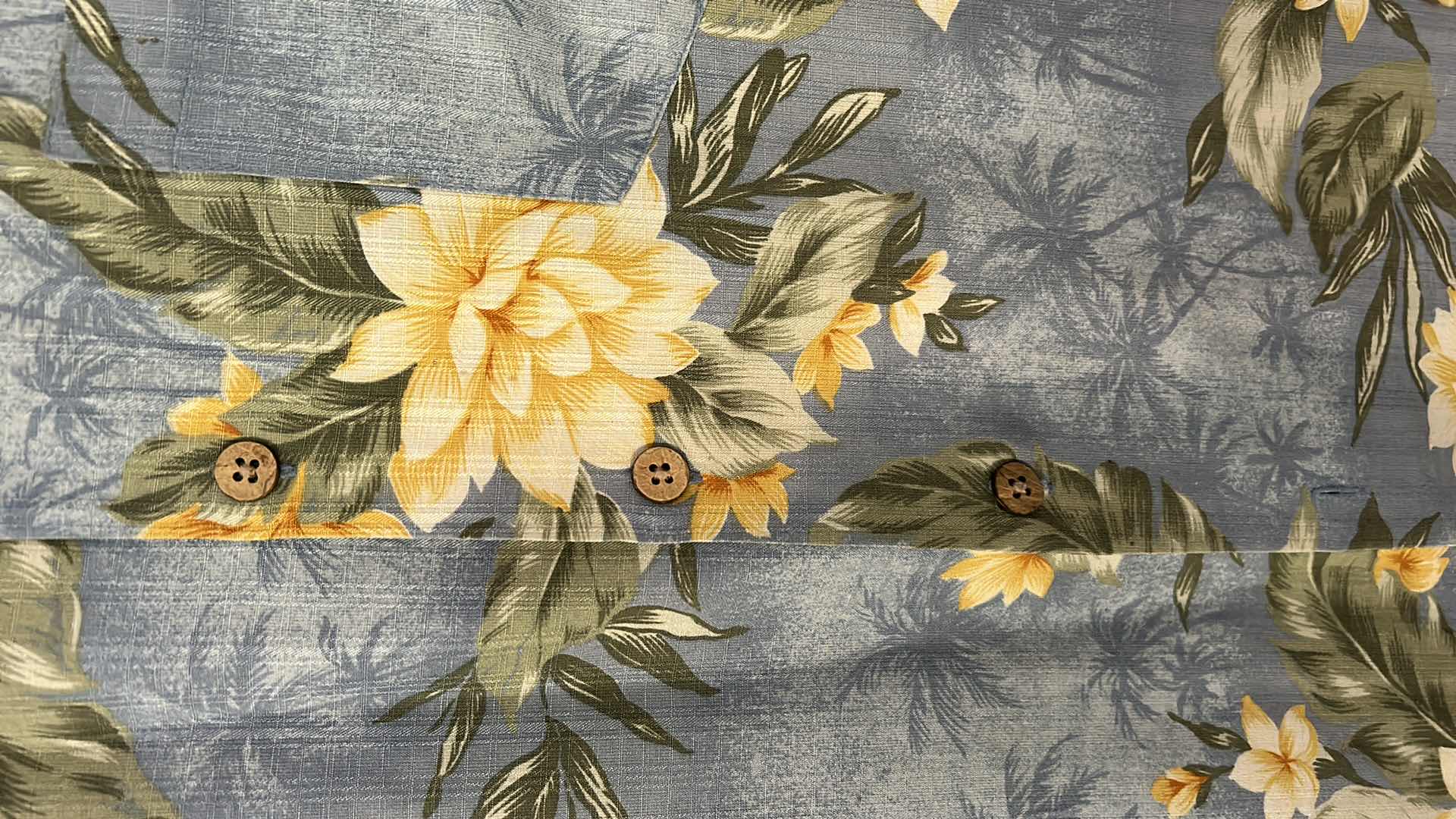 Photo 1 of MENS CLOTHING- BERMUDA BAY 100% SILK HAWAIIAN SHIRT SIZE LARGE