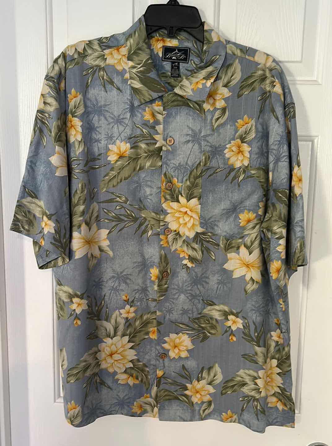 Photo 1 of MENS CLOTHING- BERMUDA BAY 100% SILK HAWAIIAN SHIRT SIZE LARGE
