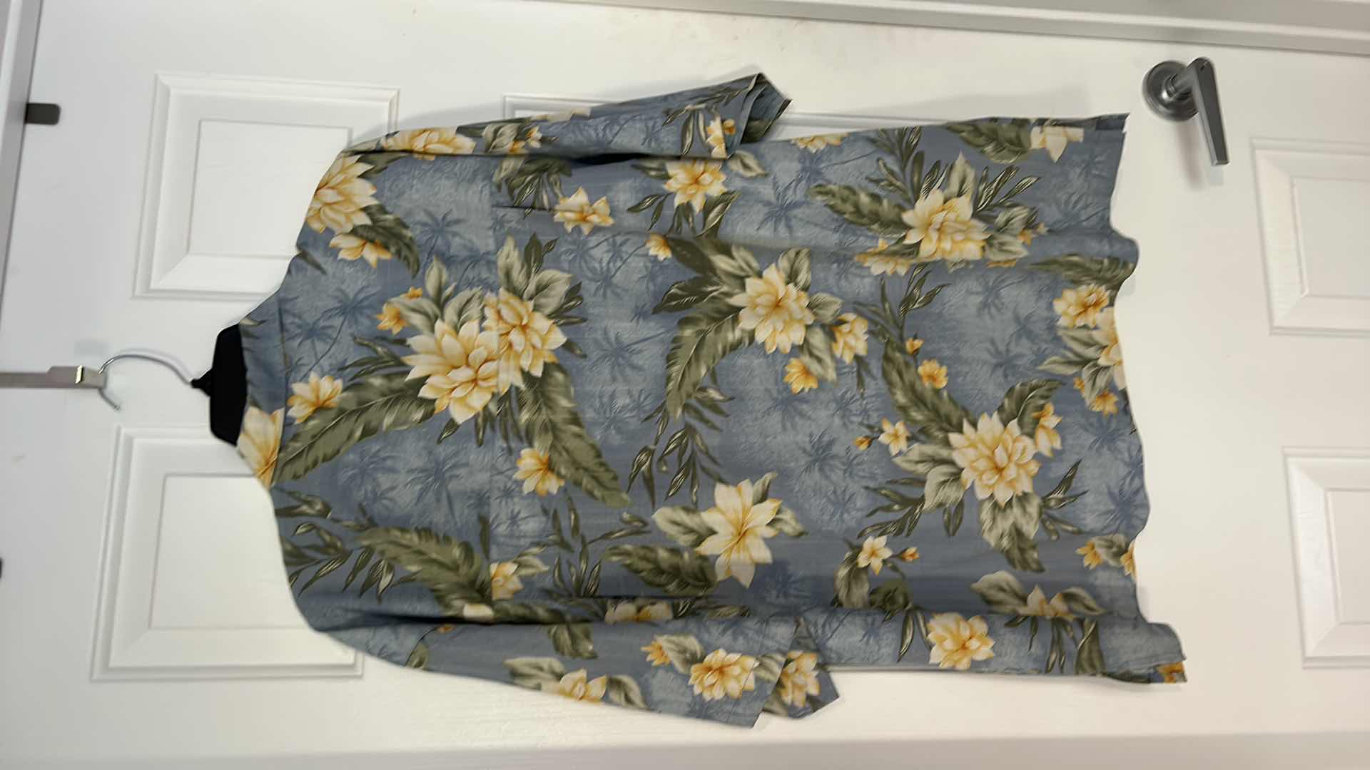 Photo 1 of MENS CLOTHING- BERMUDA BAY 100% SILK HAWAIIAN SHIRT SIZE LARGE