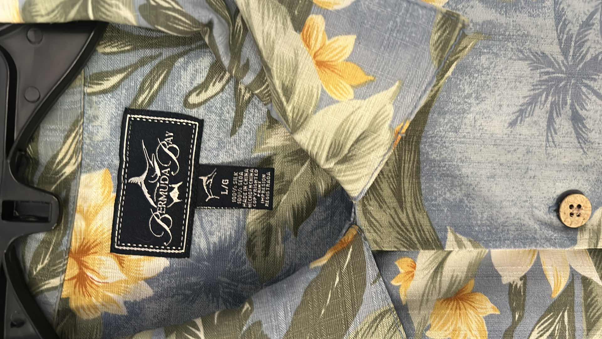 Photo 1 of MENS CLOTHING- BERMUDA BAY 100% SILK HAWAIIAN SHIRT SIZE LARGE