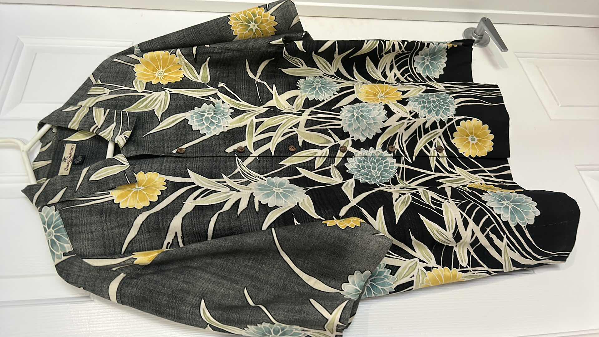 Photo 1 of MENS CLOTHING- TOMMY BAHAMAS 100% SILK HAWAIIAN SHIRTSIZE XL