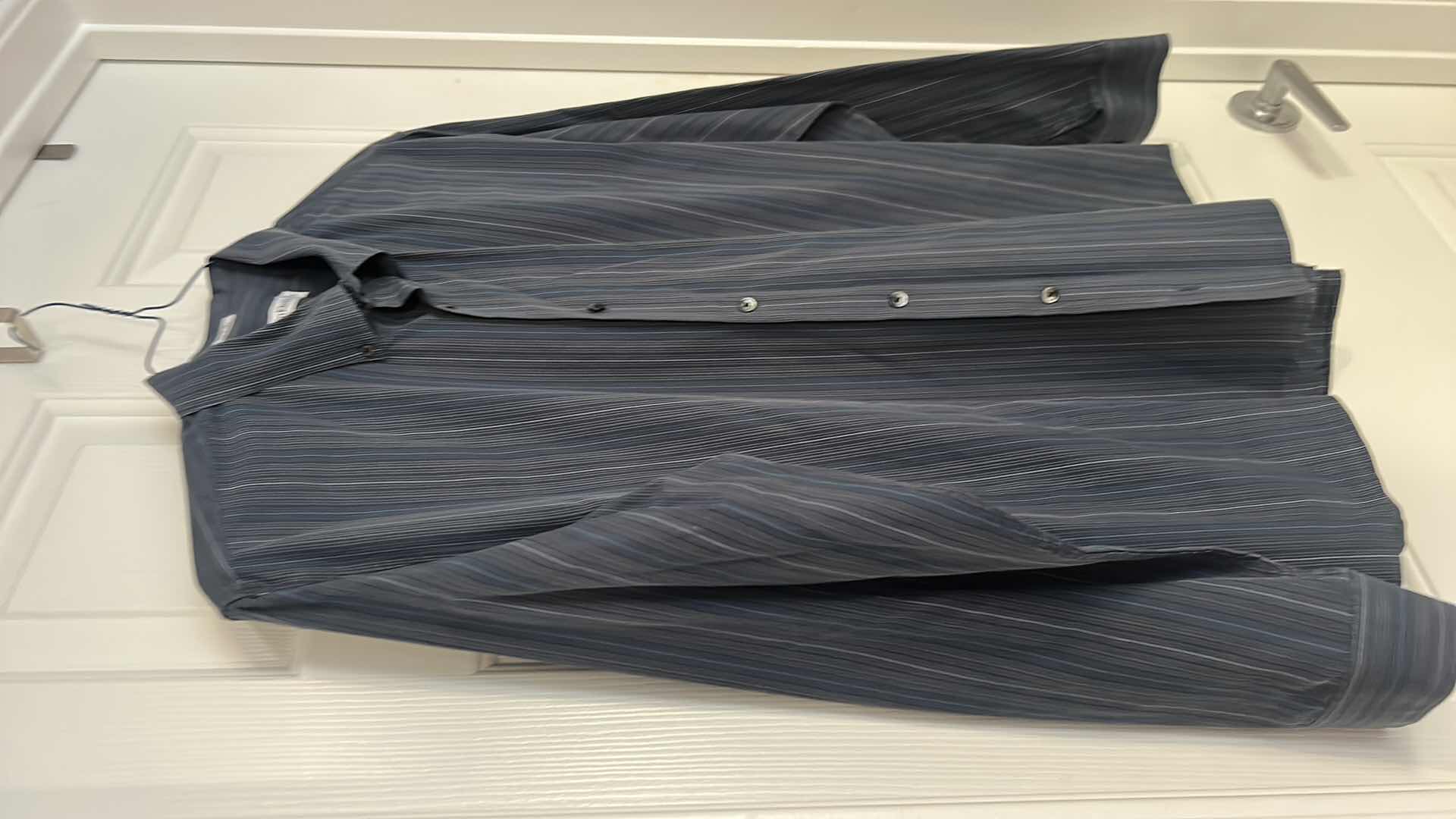 Photo 1 of MENS CLOTHING- CALVIN KLEIN 100% COTTON COLLARED BUTTON DOWN SHIRT SIZE XL